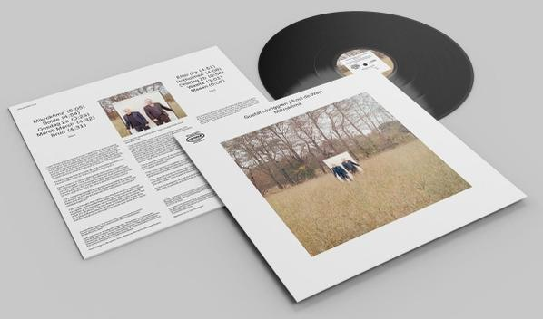 Vinylplatte mit Albumcover, das zwei Personen auf einem Feld zeigt. Eine weitere Seite mit Texten und Foto.