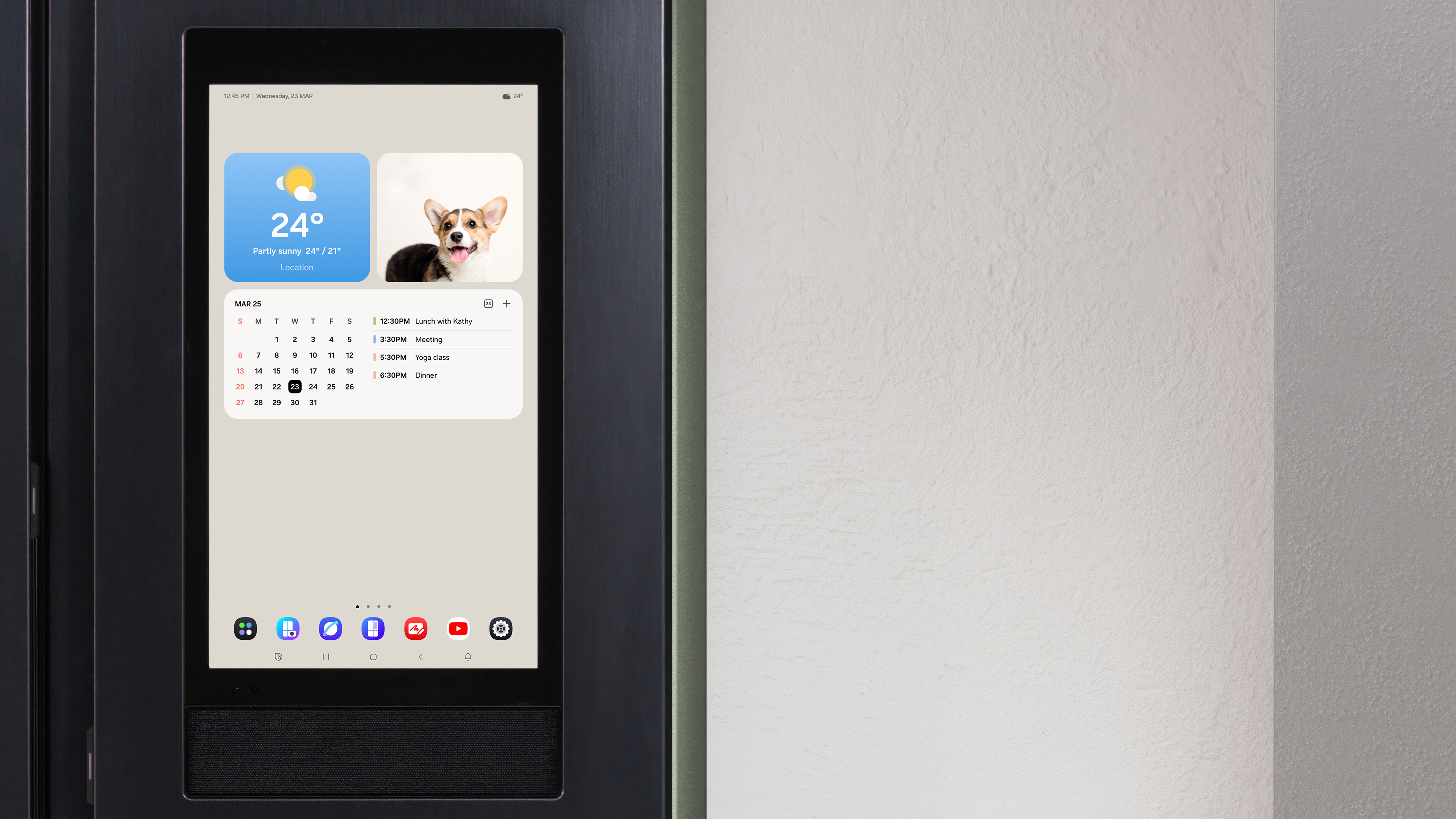 Smart-Kühlschranktür mit Bildschirm, der Wetter, Kalender und ein Hundebild zeigt.