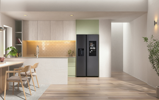 Moderne Küche mit Insel, Holzboden und großem Kühlschrank. Neutrale Töne mit grünen Akzenten.