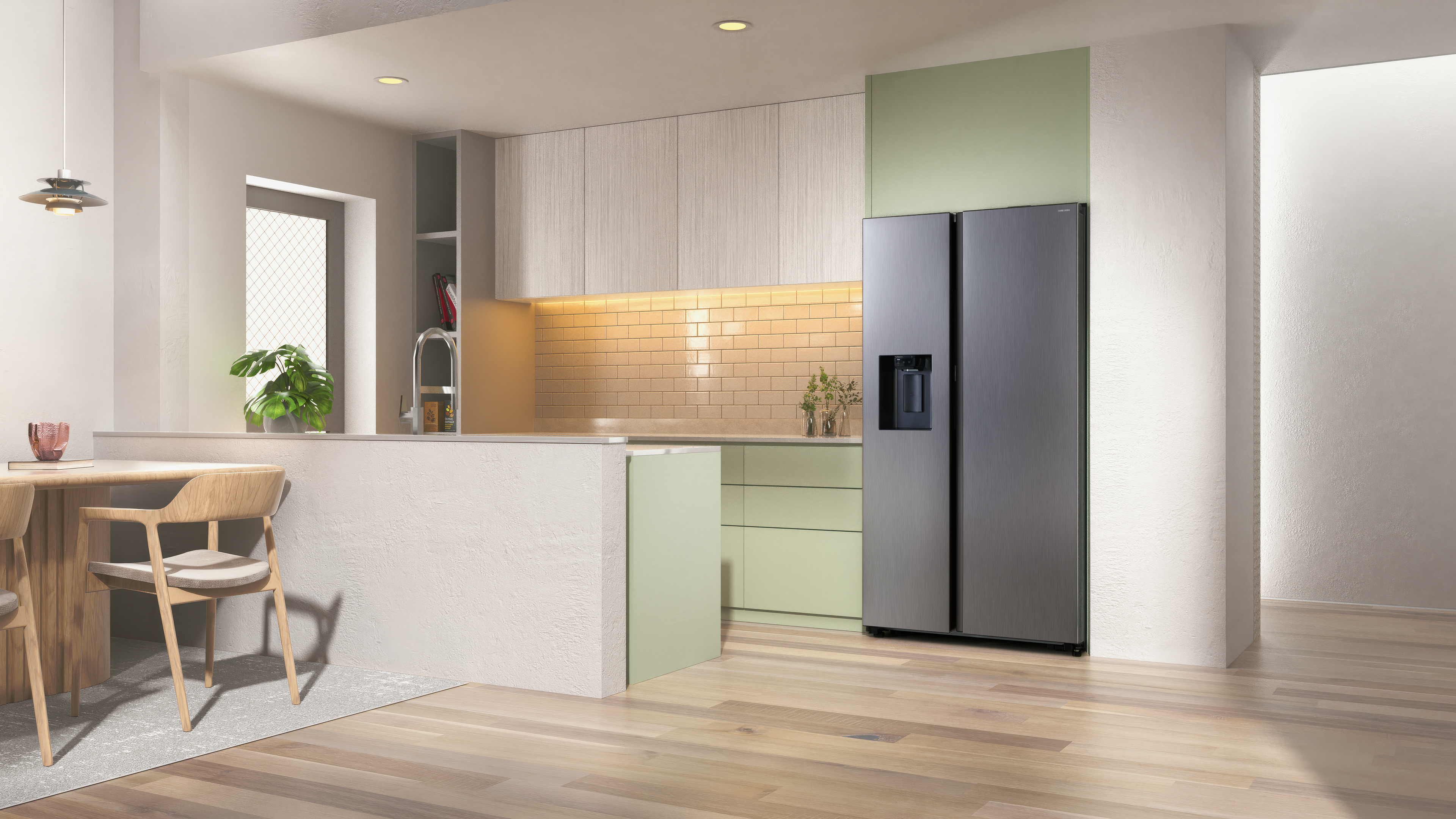 Moderne Küche mit grauem Kühlschrank, hellem Holzboden, weißen und grünen Schränken.