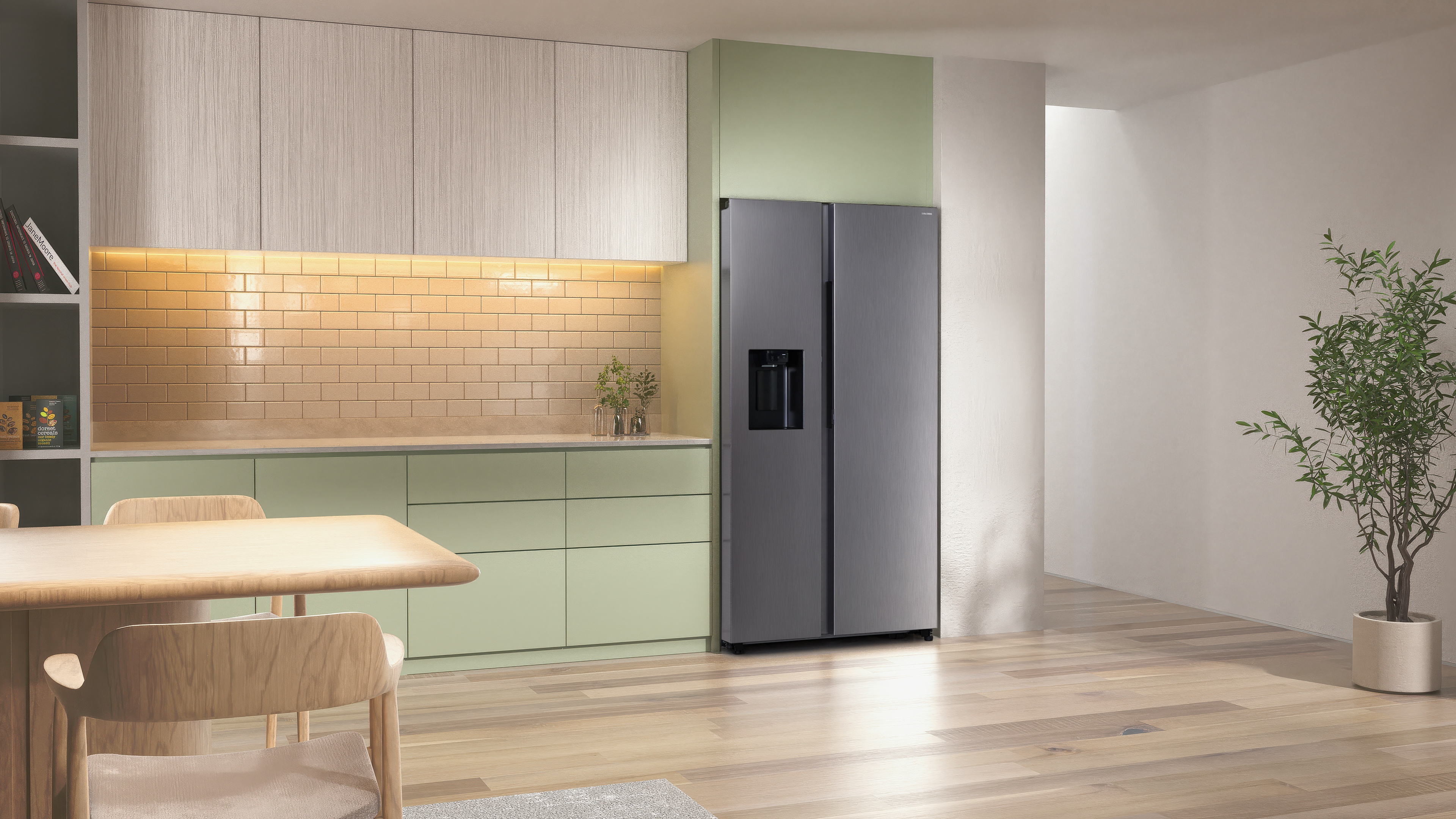 Küche mit Kühlschrank, Holztisch und Schränken, grüne Wand, heller Boden.
