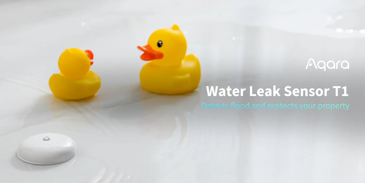 Dwie żółte gumowe kaczki w wodzie, wraz z białym czujnikiem wycieku wody.