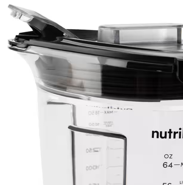 Zbliżenie przezroczystego dzbanka blendera z miarkami, czarna pokrywa. Etykieta 'Nutri' z oznaczeniami miar.