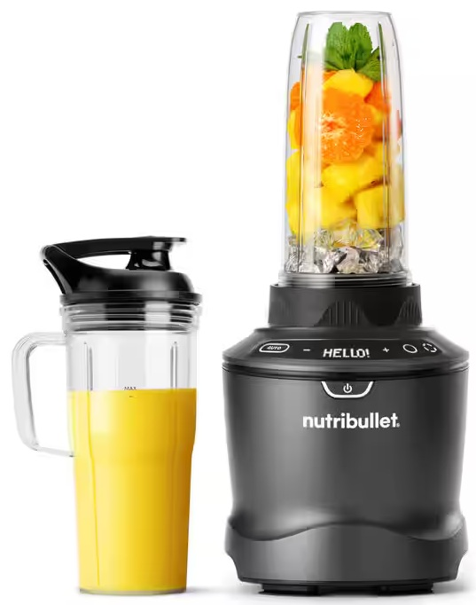 Czarny blender z pojemnikiem pełnym pokrojonych owoców i pełnym kubkiem.