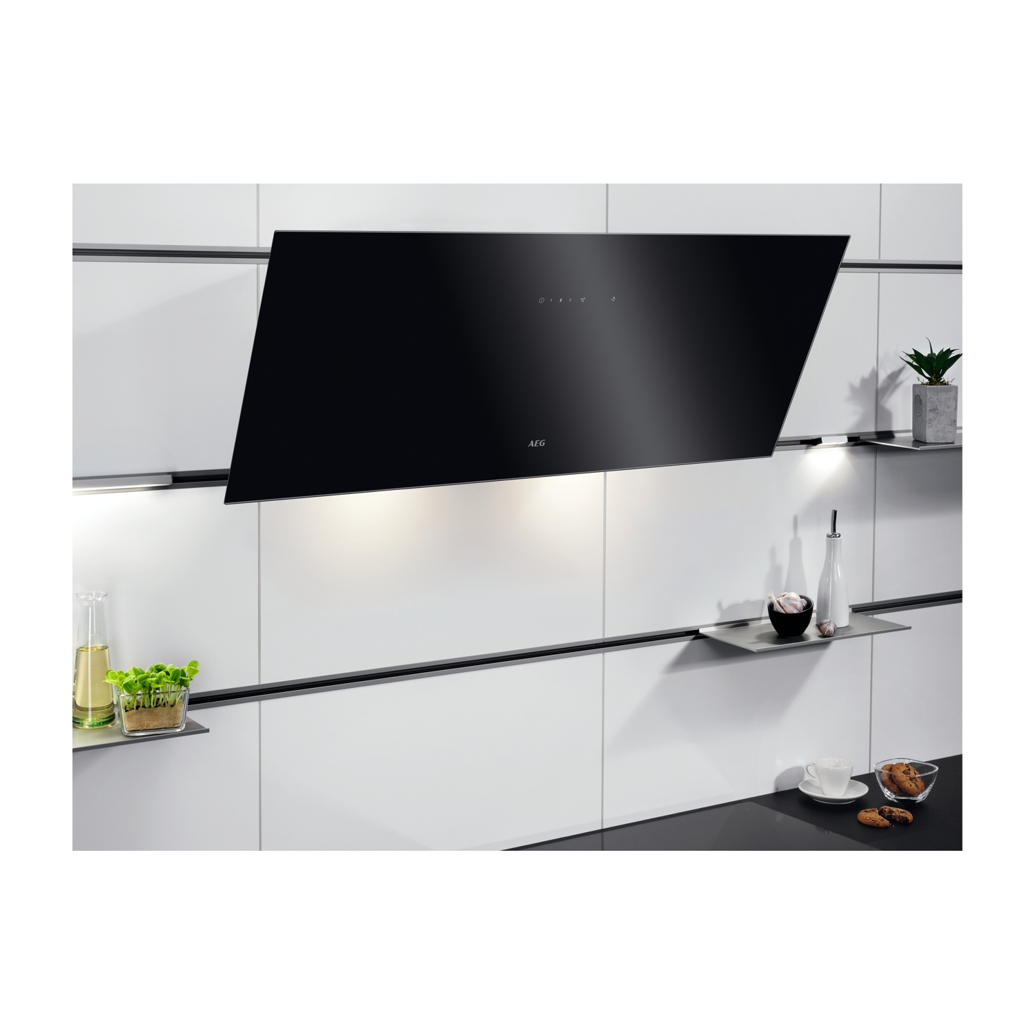 Cappa angolata nera sopra una cucina bianca. La cappa ha un design elegante e moderno.