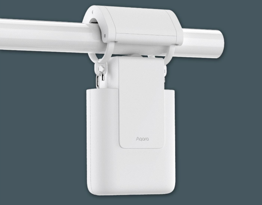 Biały silnik do inteligentnych zasłon zamontowany na białym drążku. Ciemnoszare tło.