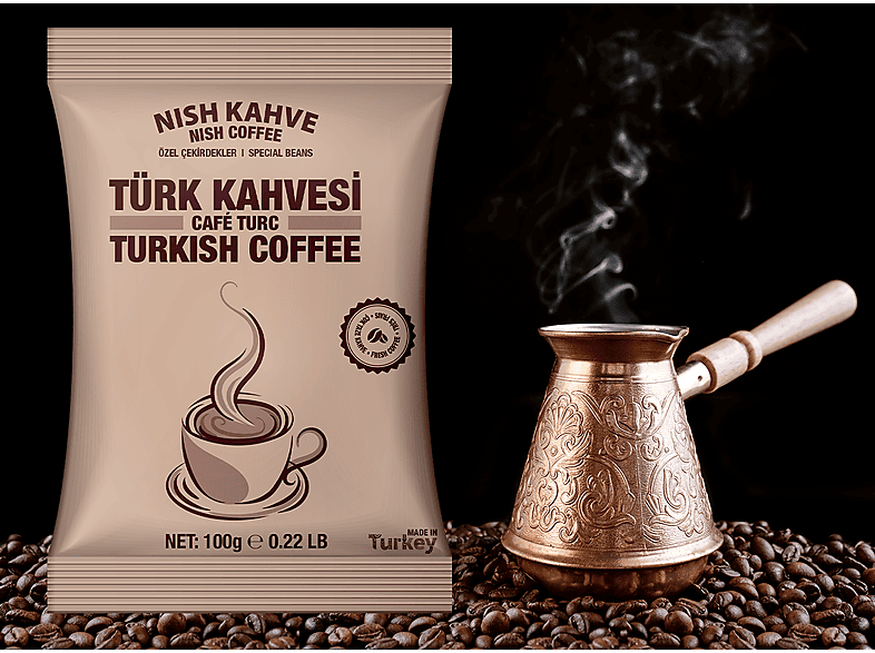 Türk kahvesi poşeti, kahve çekirdekleri üzerinde bakır bir kahve demliğinin yanında, siyah arka plan.