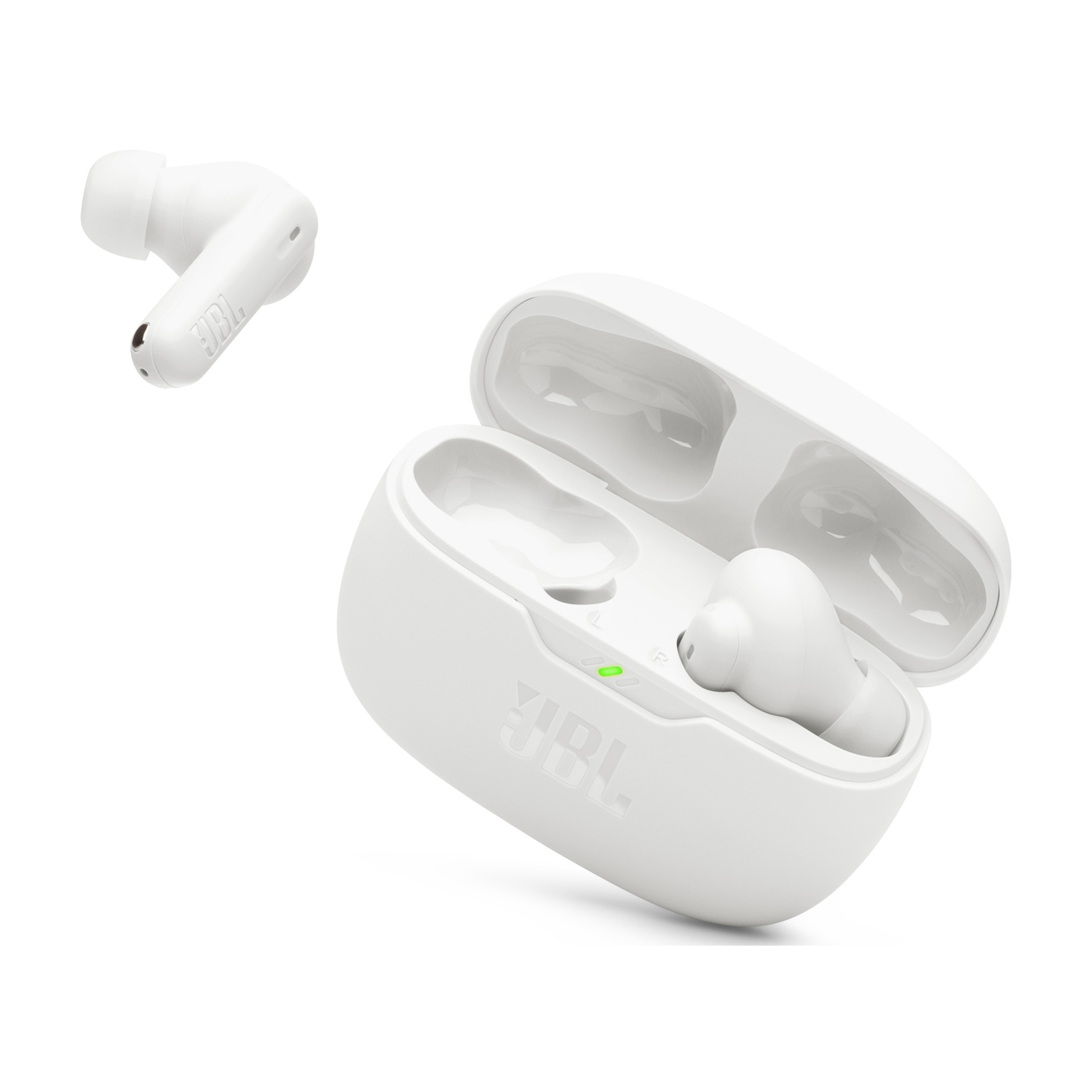 Auricolari JBL bianchi e custodia di ricarica su sfondo bianco. La custodia è aperta, mostrando un auricolare.