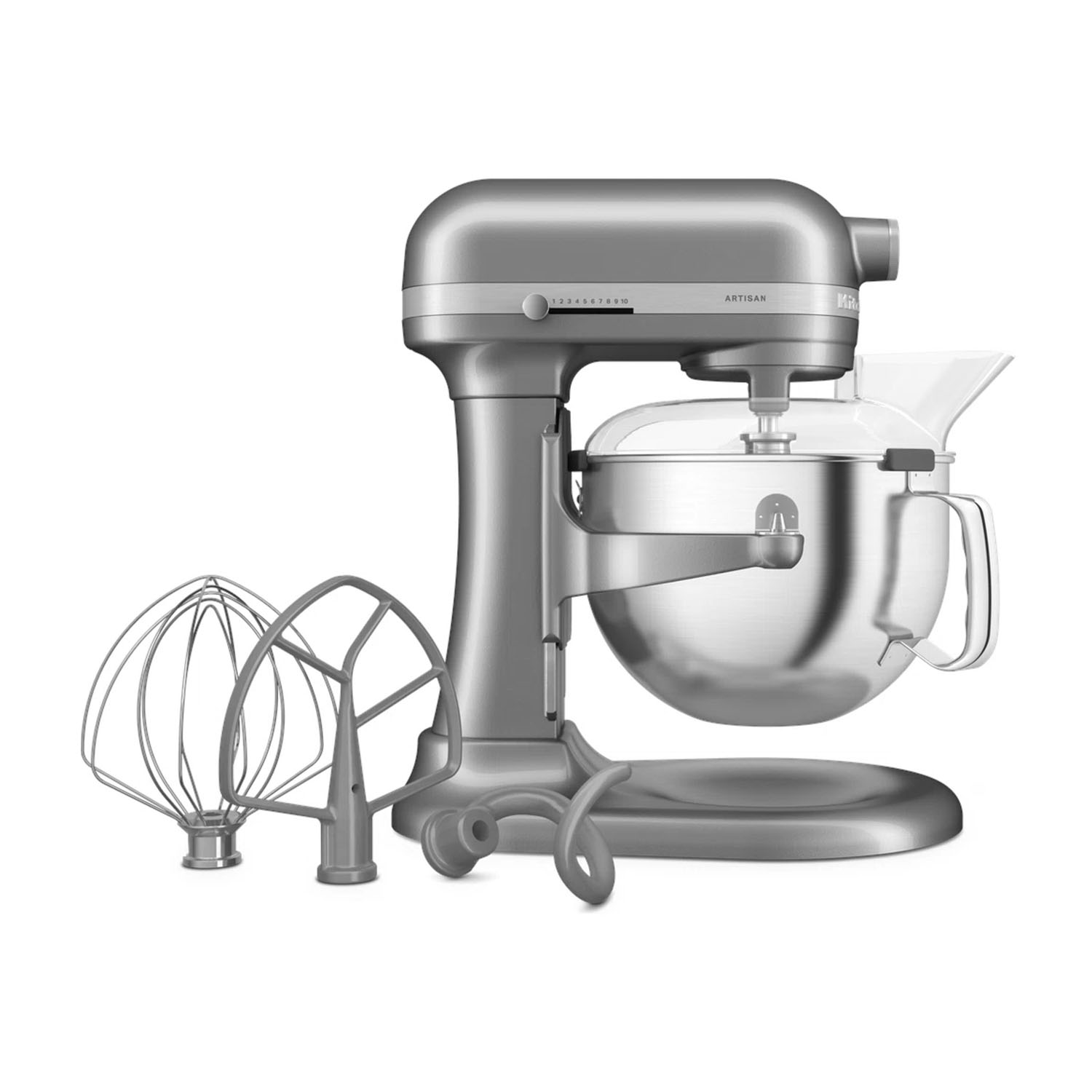 Frullatore KitchenAid argento con accessori su sfondo bianco. Ha una ciotola di vetro e una frusta.