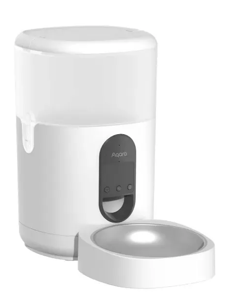 Biały karmnik dla zwierząt z przezroczystym zbiornikiem na wodę. Srebrna miska z przodu.