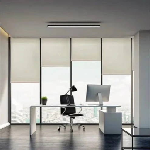 Nowoczesne biuro z biurkiem, komputerem i oknem. Białe ściany, ciemne podłogi i widok na miasto za oknem.