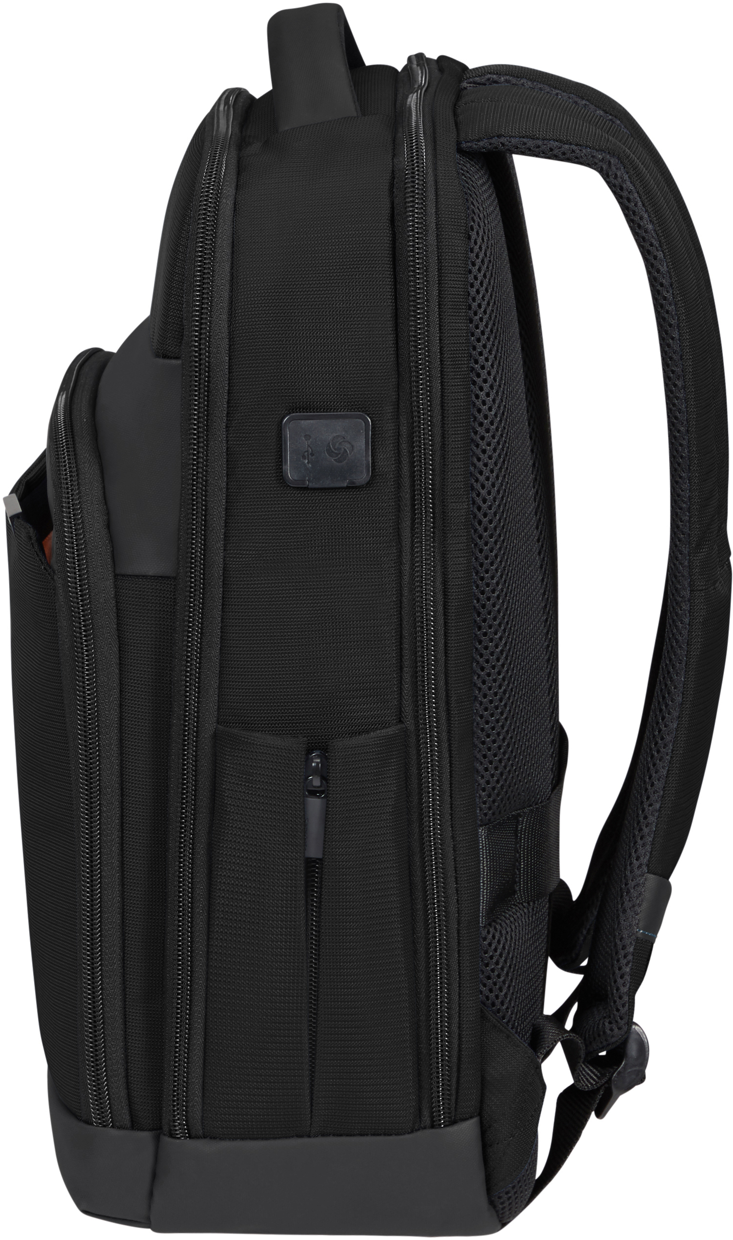 Ein schwarzer Rucksack mit USB-Anschluss und Mesh-Rückenpolsterung, von der Seite betrachtet.
