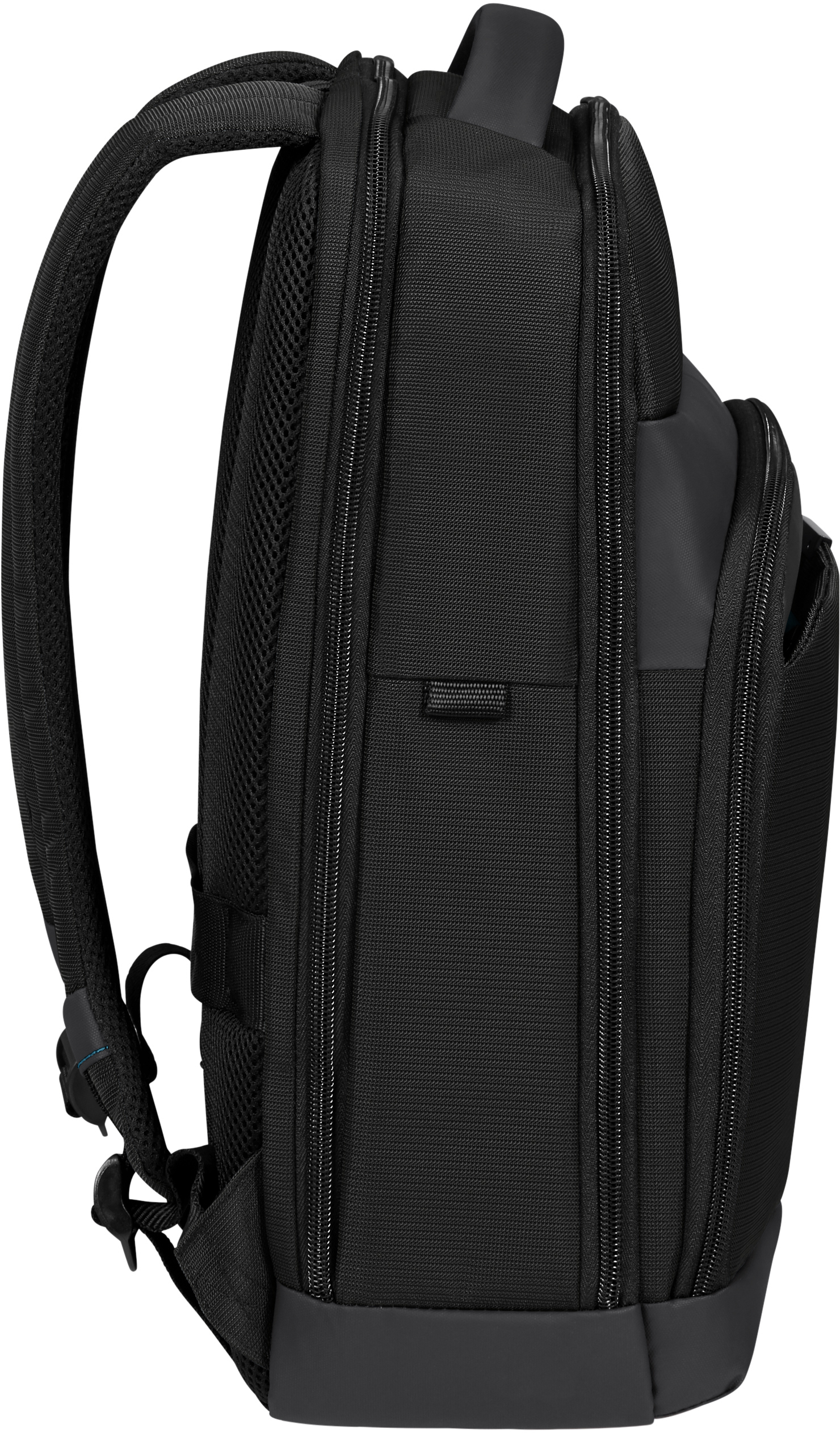 Schwarzer Rucksack, Seitenansicht, mit gebogenem Riemen und Reißverschlüssen. Mesh-Rückwand.