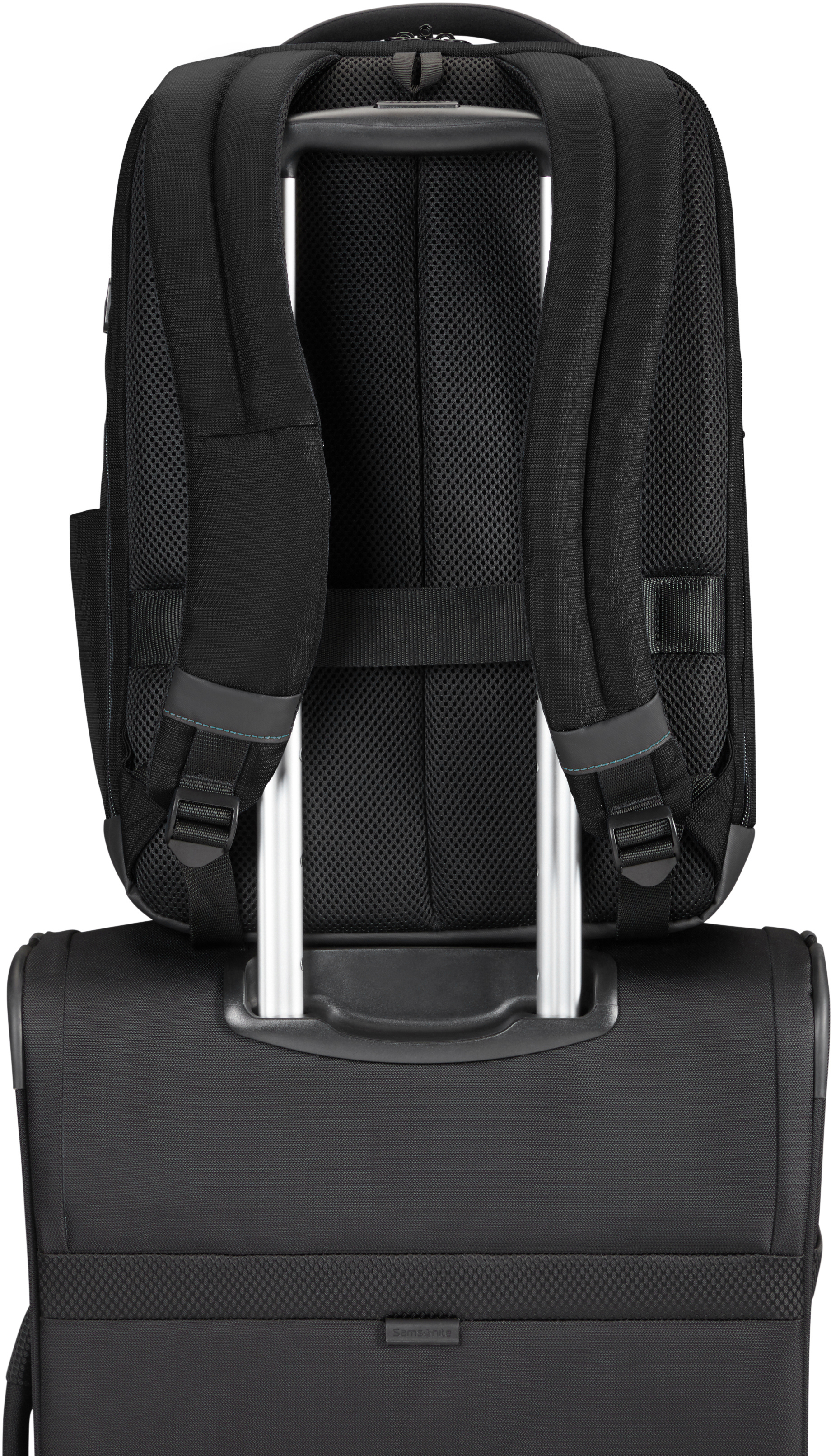 Schwarzer Rucksack auf einem schwarzen Rollkoffer mit silbernen Griffen.