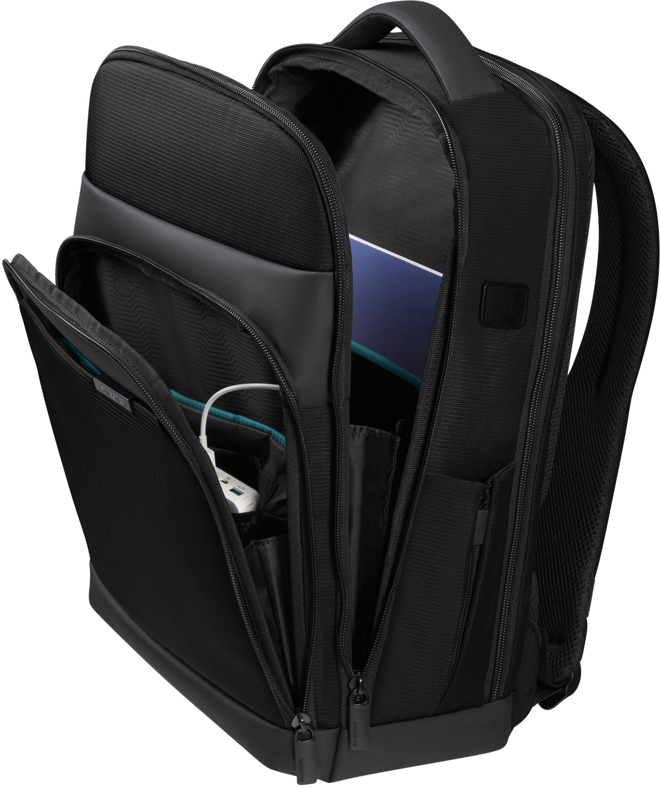 Ein schwarzer Rucksack mit mehreren offenen Fächern, in denen sich Gegenstände wie ein Tablet und ein Ladegerät befinden.