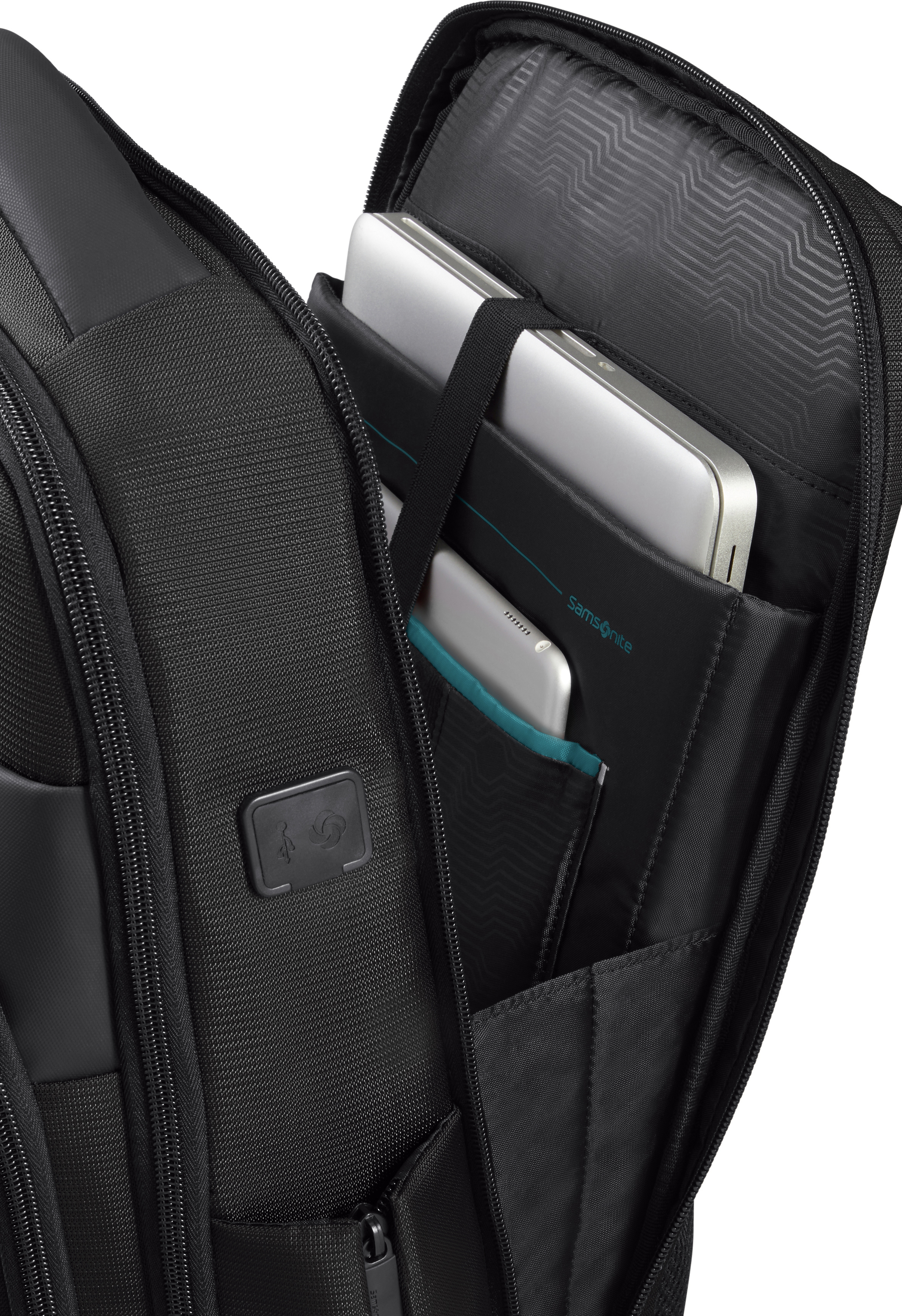 Schwarzer Samsonite-Rucksack, geöffnet, um einen Laptop, ein Tablet und ein Smartphone zu zeigen. Weißer Hintergrund.