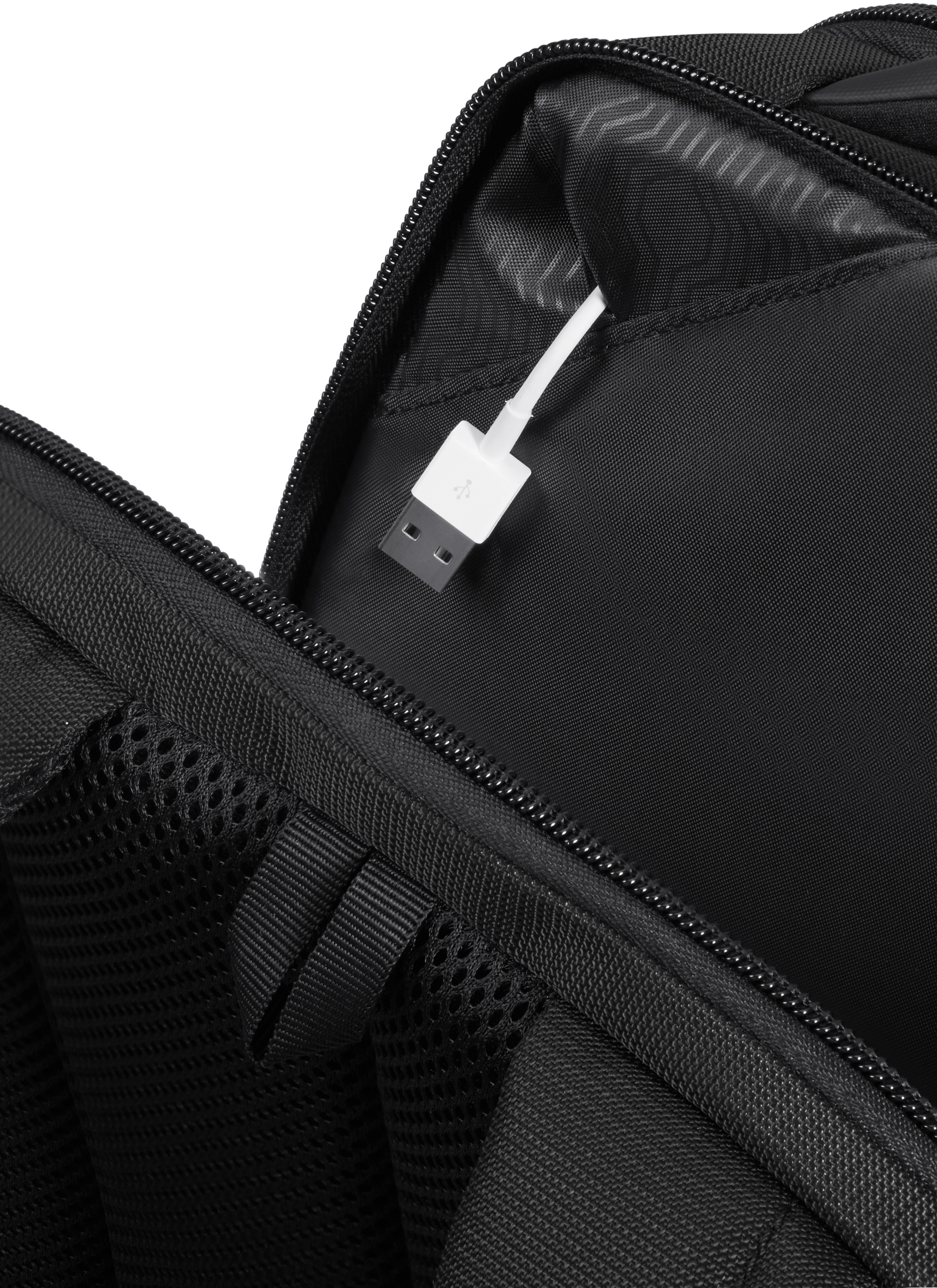 Schwarzer Rucksack geöffnet, zeigt ein USB-Kabel im Inneren.