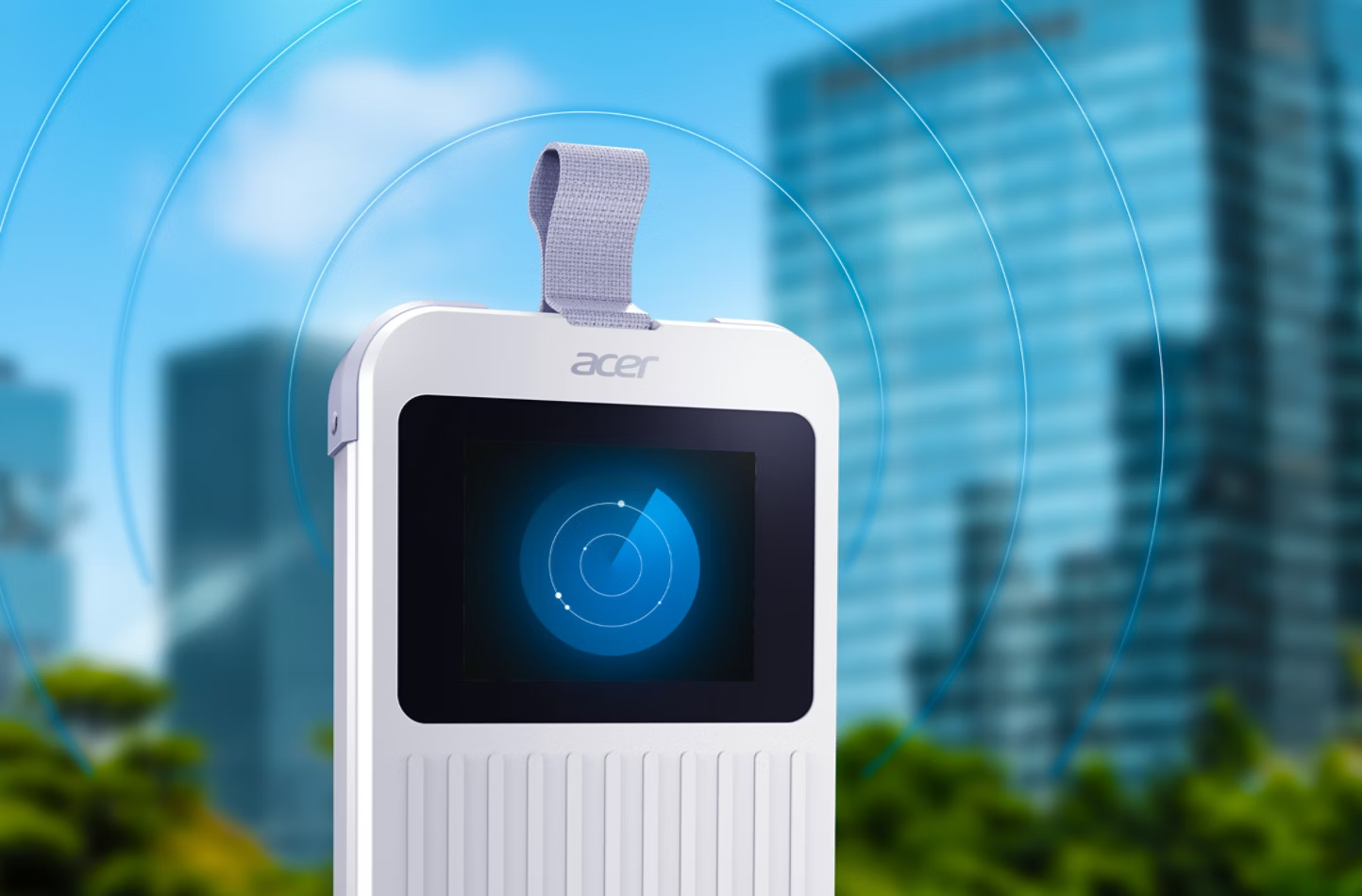 Appareil blanc avec un écran affichant un radar, en extérieur.