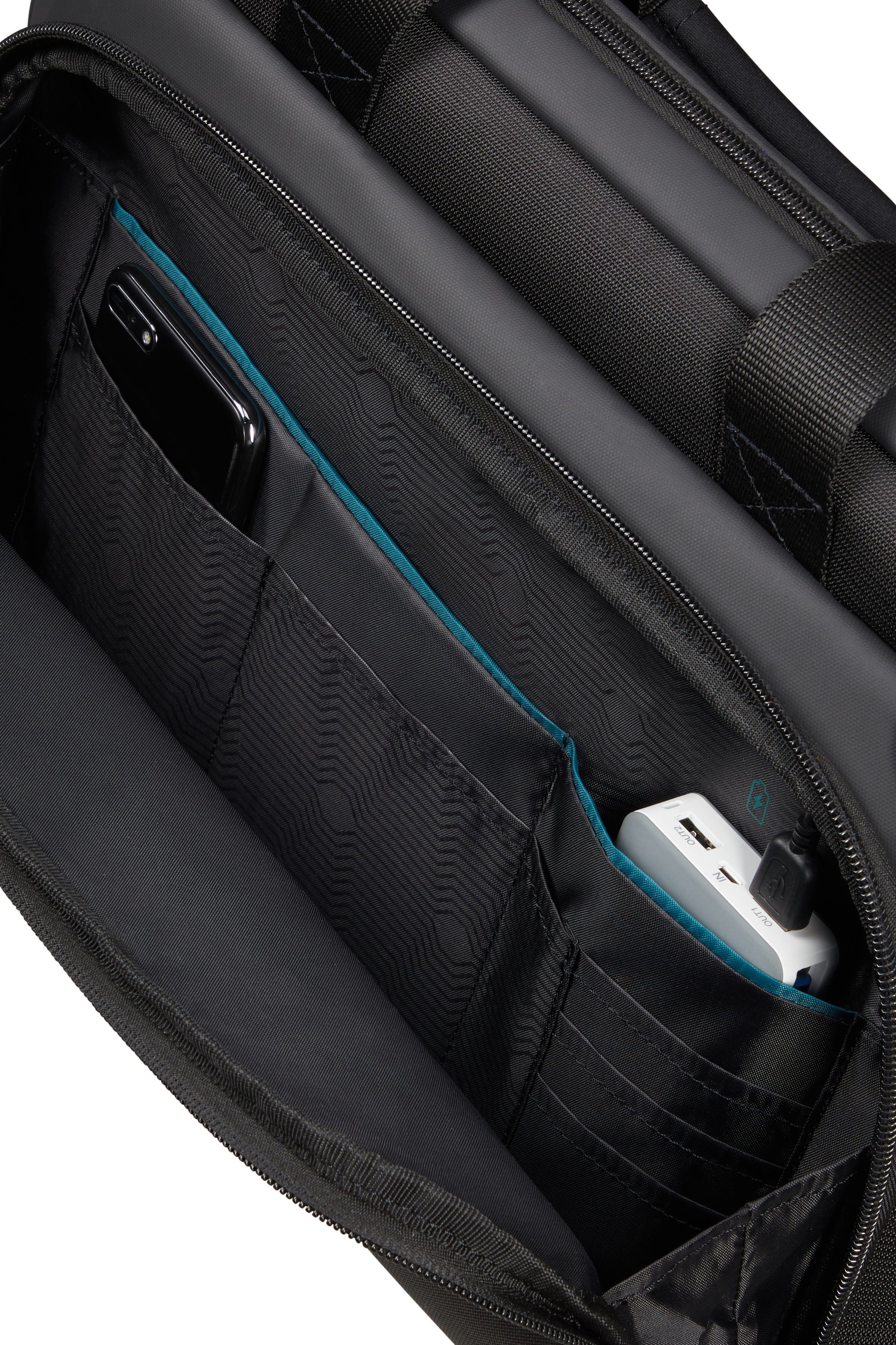 Innenseite einer schwarzen Tasche mit Fächern für Telefon, Ladegerät und andere Gegenstände.