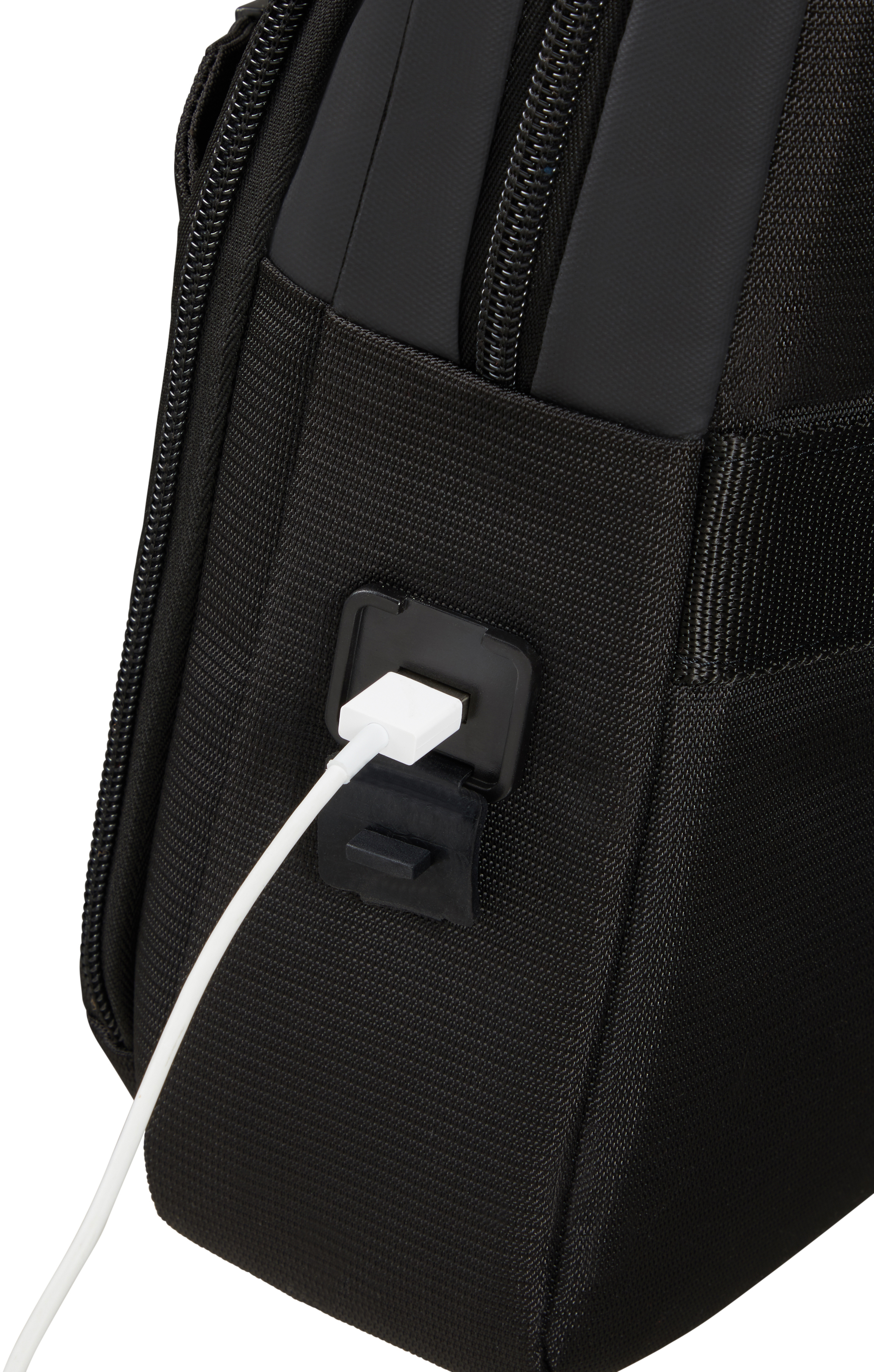 Ein schwarzer Rucksack mit einem USB-Anschluss und einem eingesteckten weißen Ladekabel.