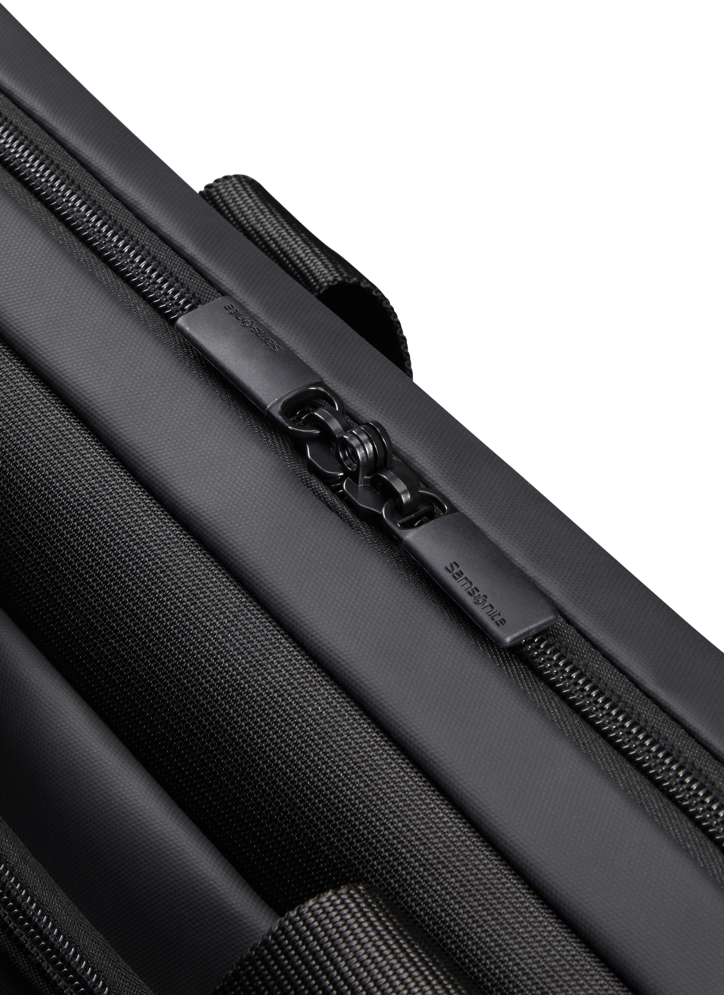 Nahaufnahme einer schwarzen Samsonite-Tasche mit Reißverschluss und Metallverschluss.
