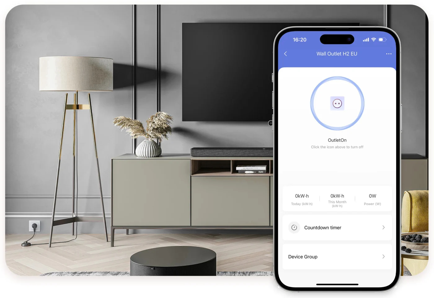 Scena w salonie ze smartfonem pokazującym aplikację sterującą inteligentnym gniazdkiem.