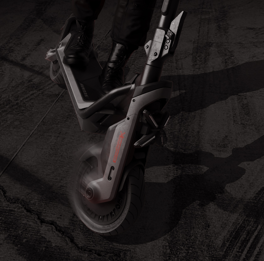 Eine Person auf einem Segway-Roller, der sich auf dunklem Untergrund bewegt.