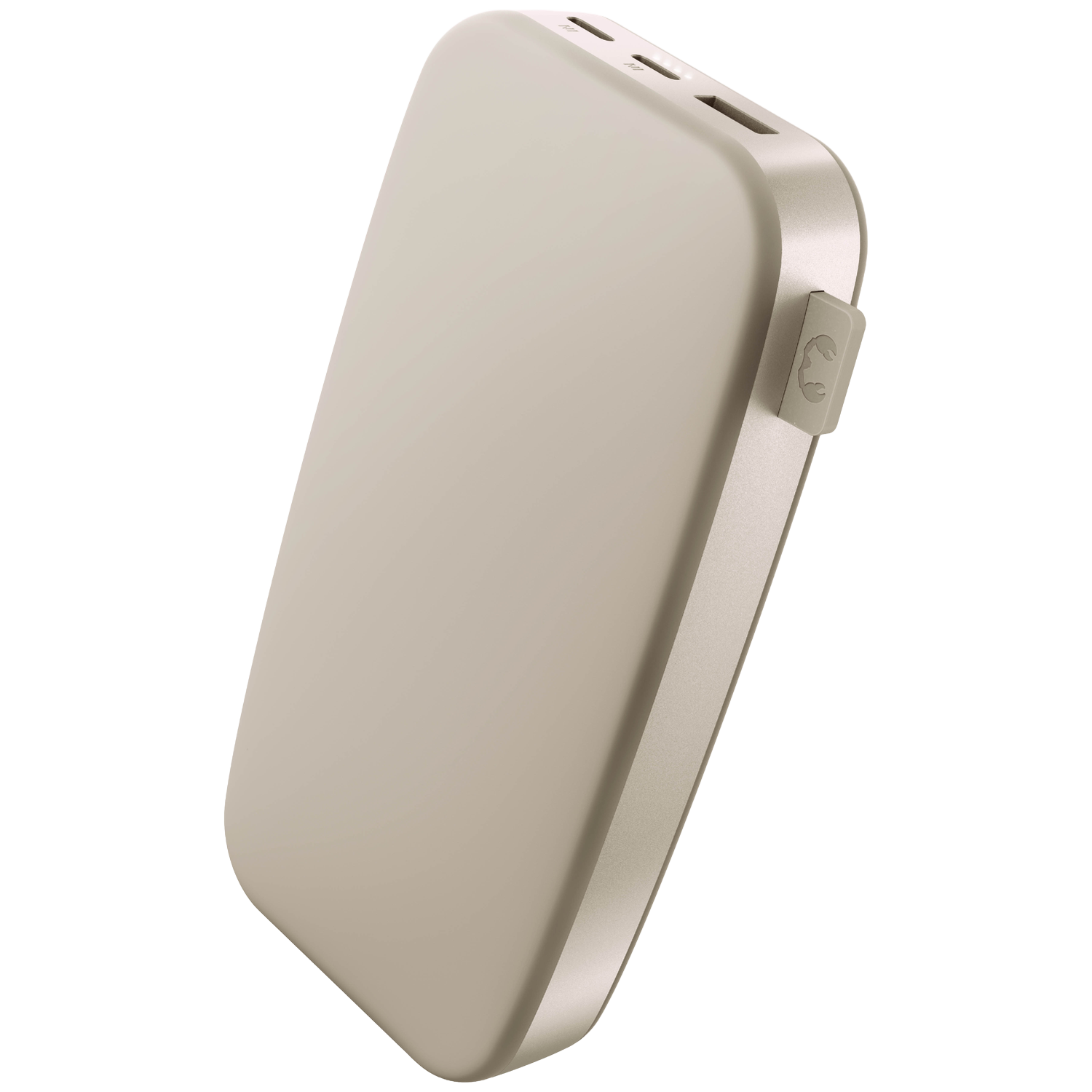 Une batterie externe beige est montrée en angle. Elle a des bords arrondis, des ports en haut et un bouton avec un logo sur le côté. Isolé sur fond blanc.