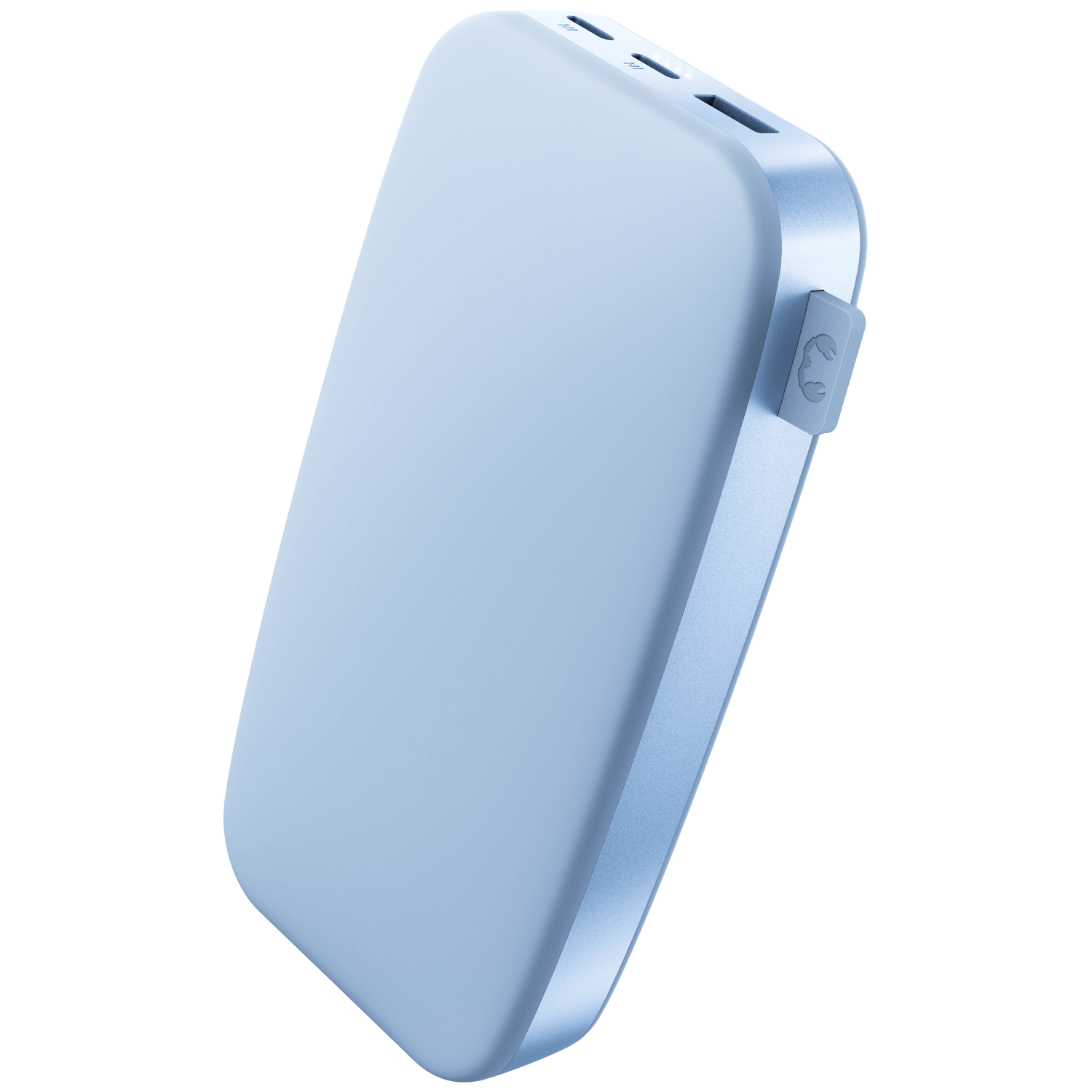 Une batterie externe bleu clair est inclinée sur un fond blanc. Elle a un design arrondi avec des ports et un bouton sur le côté.