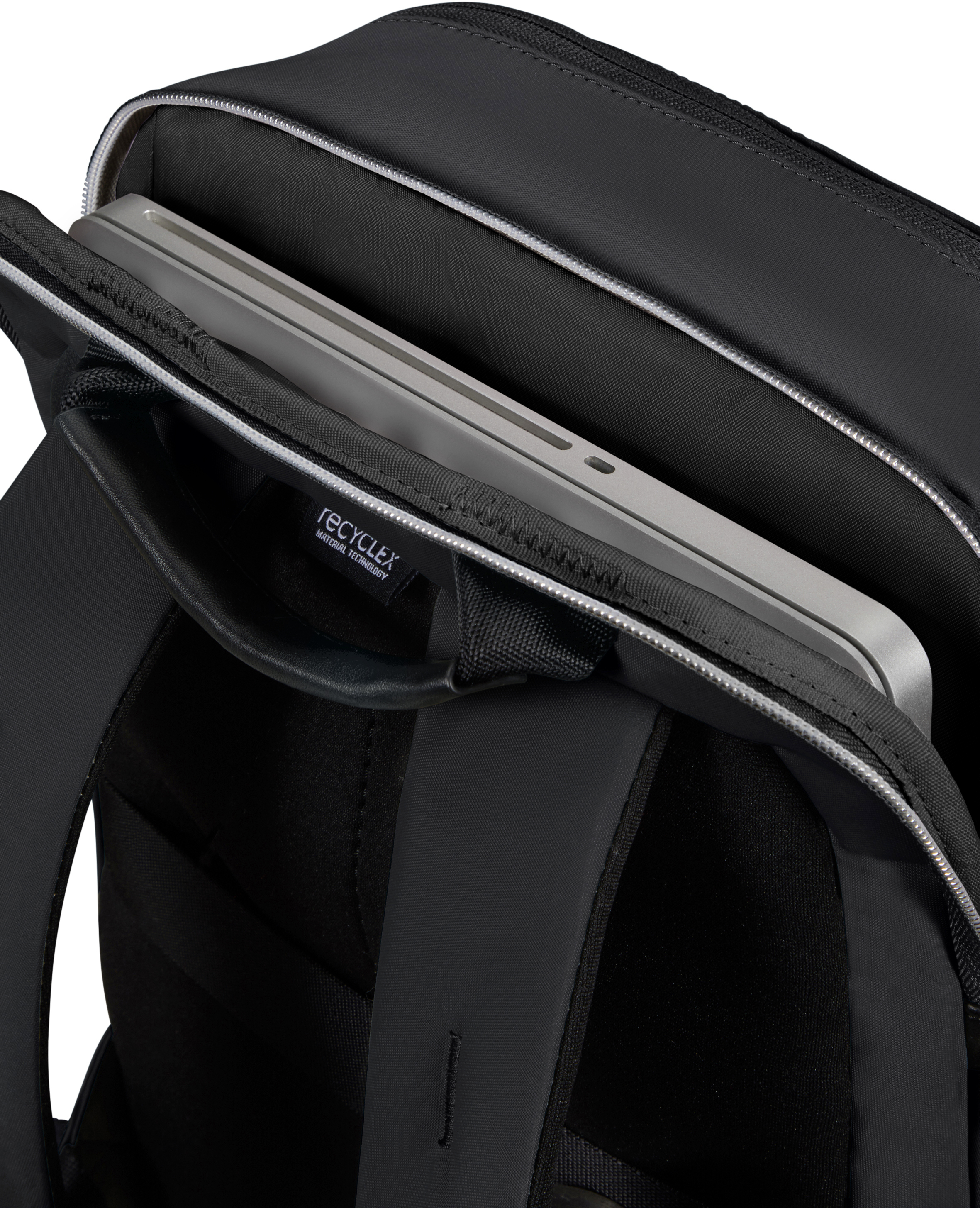 Schwarzer Rucksack mit Laptop, Recyclex-Logo sichtbar.
