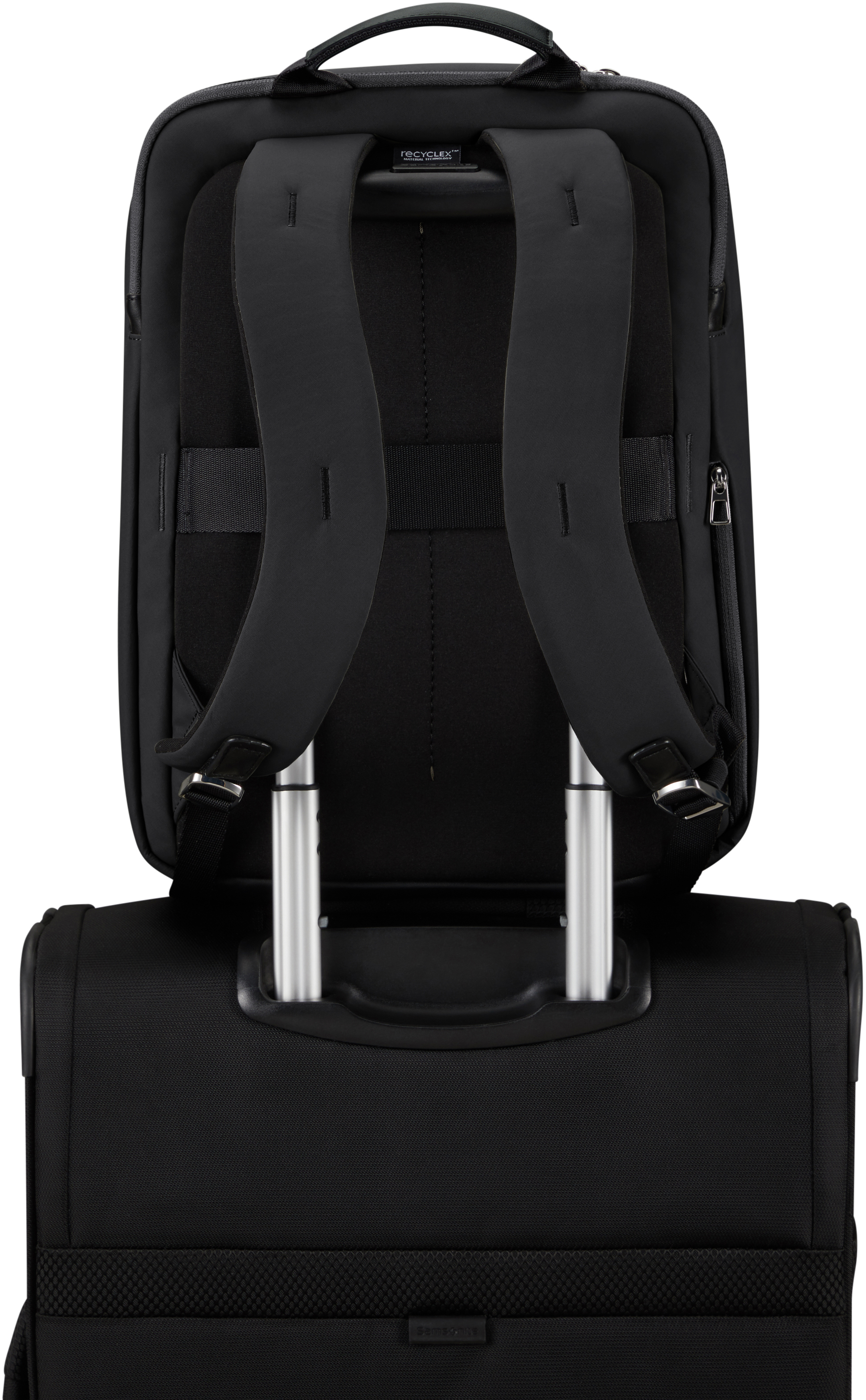 Rucksack auf einem Koffergriff, schwarze Farbe.