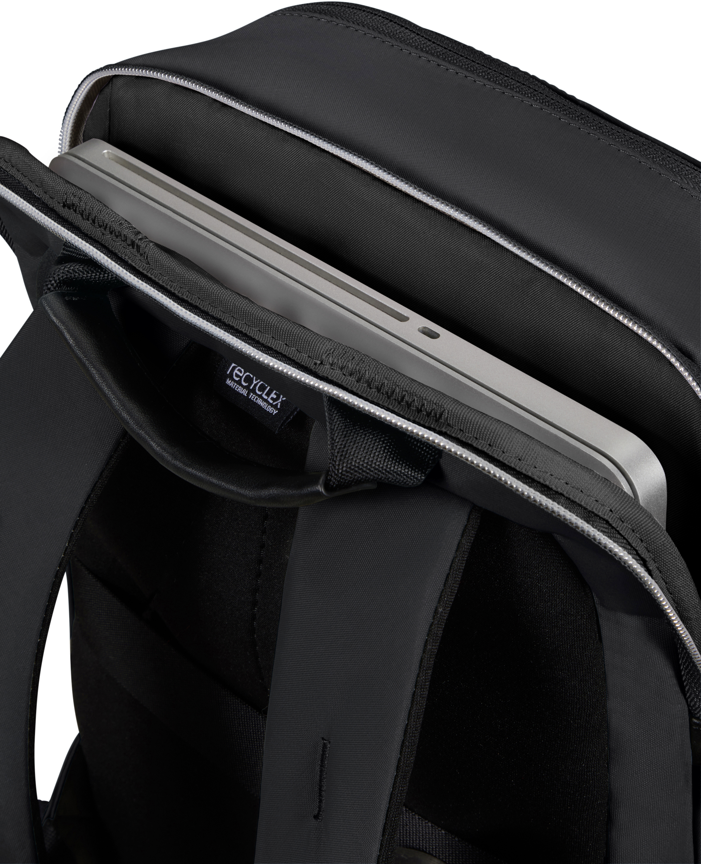 Ein schwarzer Rucksack mit offenem Fach, das einen silbernen Laptop und das Recyclex-Logo zeigt.