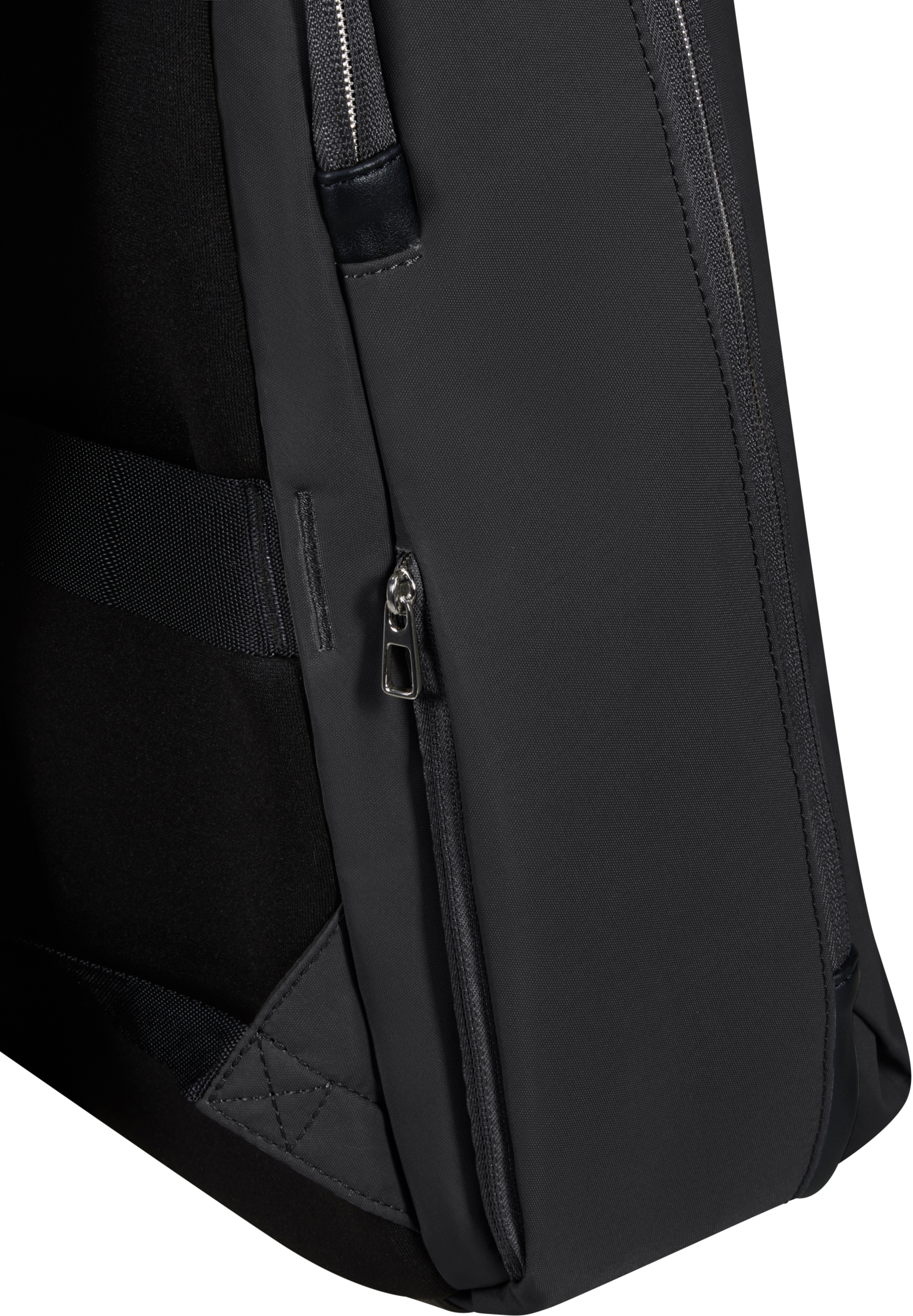Nahaufnahme eines schwarzen Rucksacks mit silbernem Reißverschluss und schwarzen Trägern.