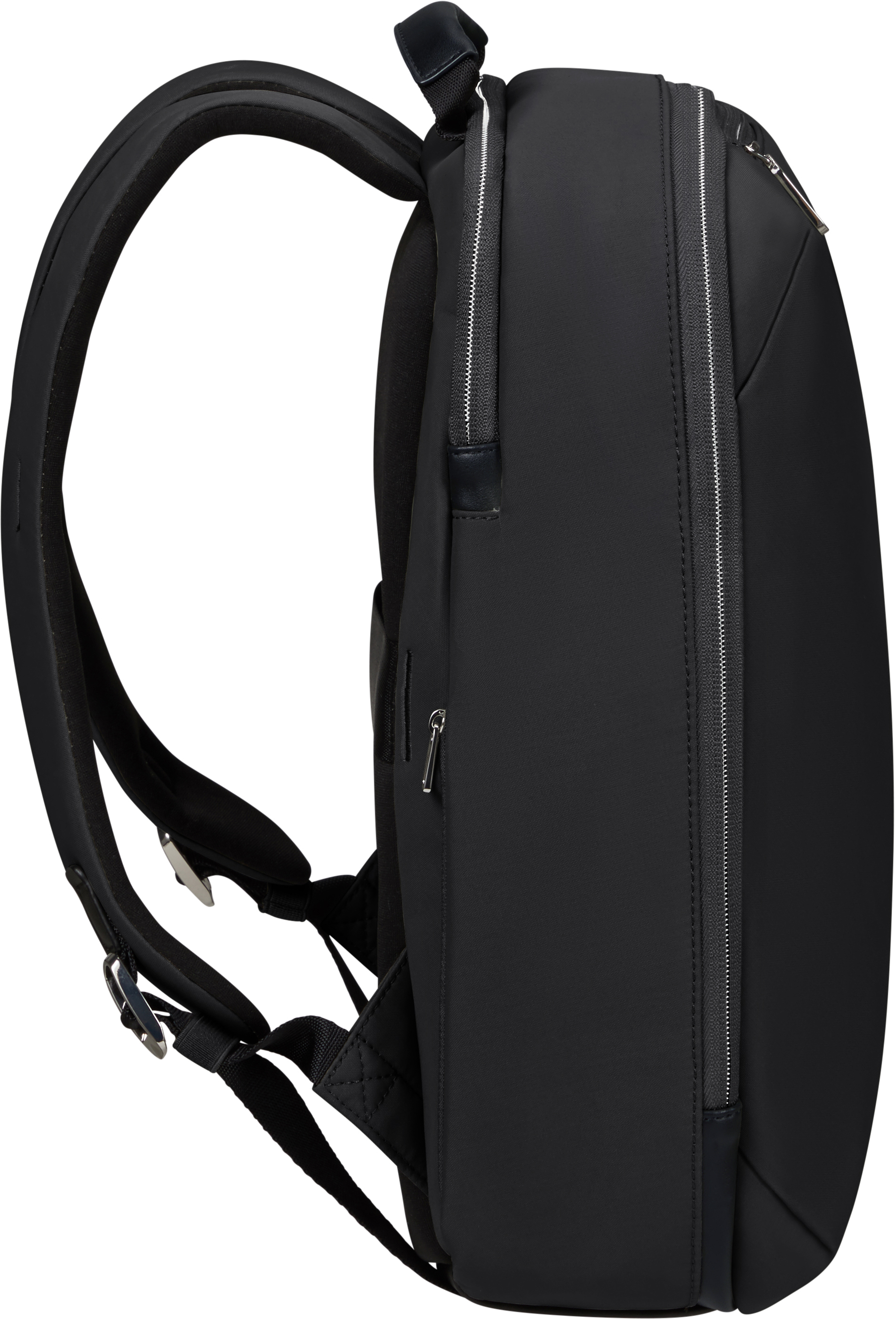Schwarzer Rucksack, Seitenansicht, mit Reißverschlüssen und Riemen. Schwarzer Hintergrund.