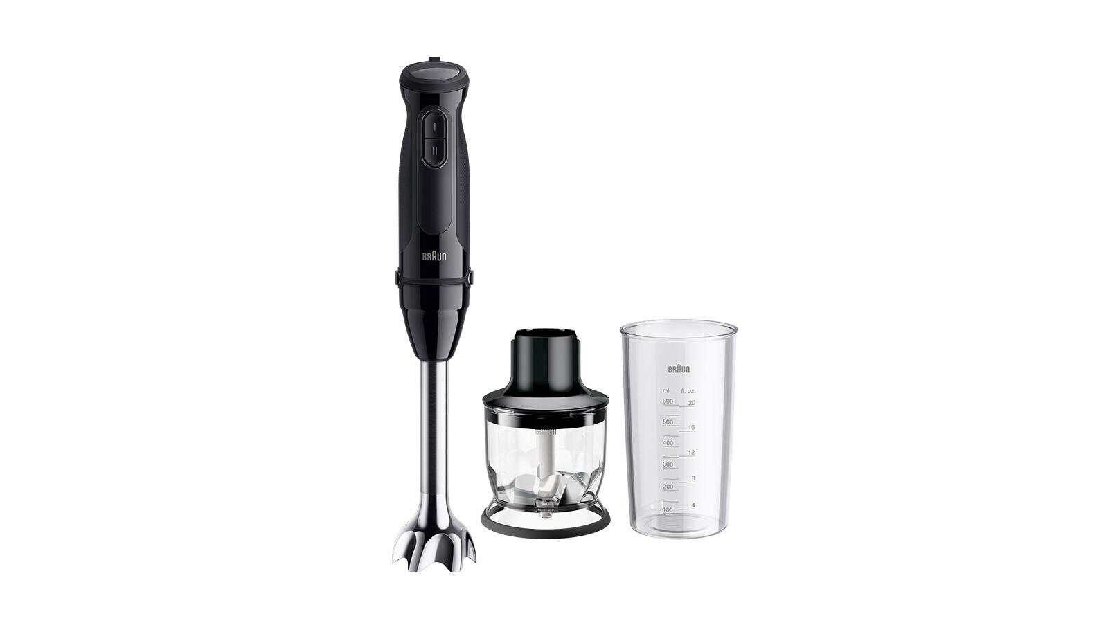 Ein schwarzer Braun-Handmixer mit Zubehör: ein Zerkleinerer, ein Messbecher und der Mixer selbst, alles auf weißem Hintergrund.