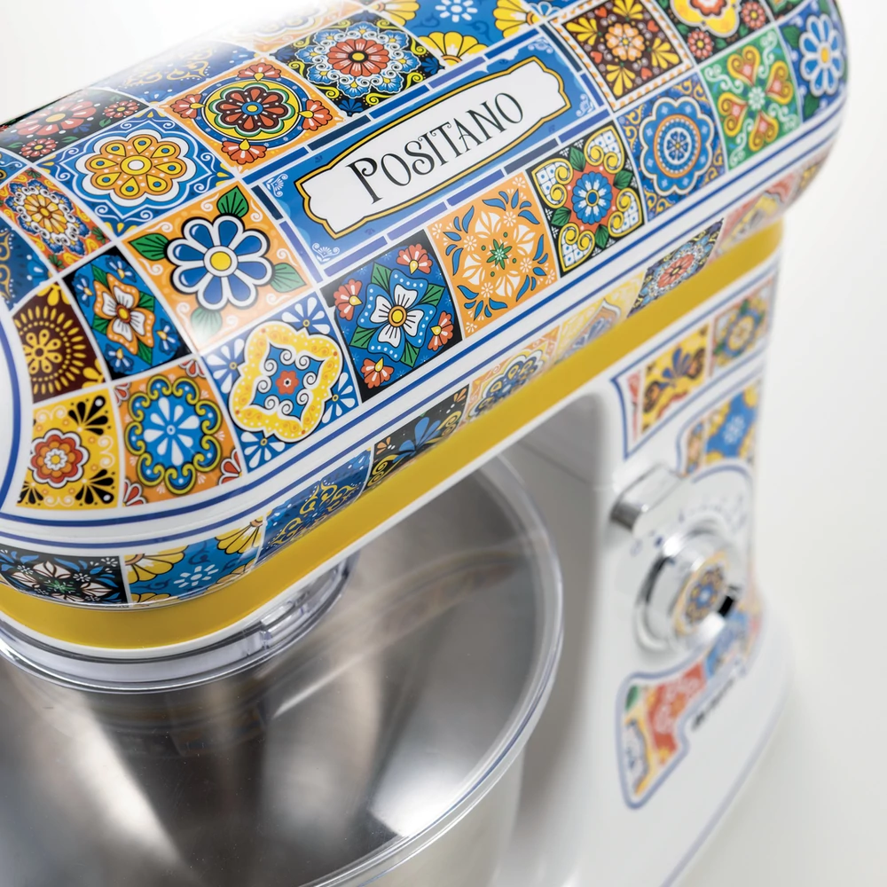 Konyhai robotgép, színes csempékkel díszítve, tetején a 'Positano' névvel.