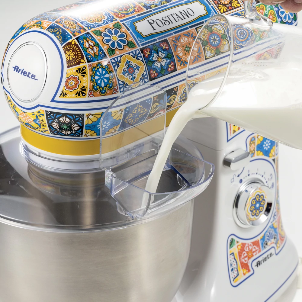 Egy konyhai mixer tejet önt a táljába.