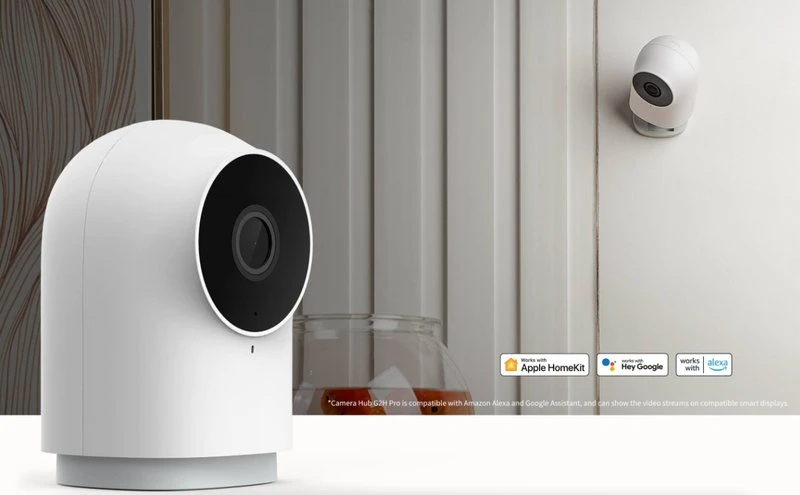 Dwie białe kamery bezpieczeństwa zamontowane na ścianie. Jedna z przodu, druga z tyłu.