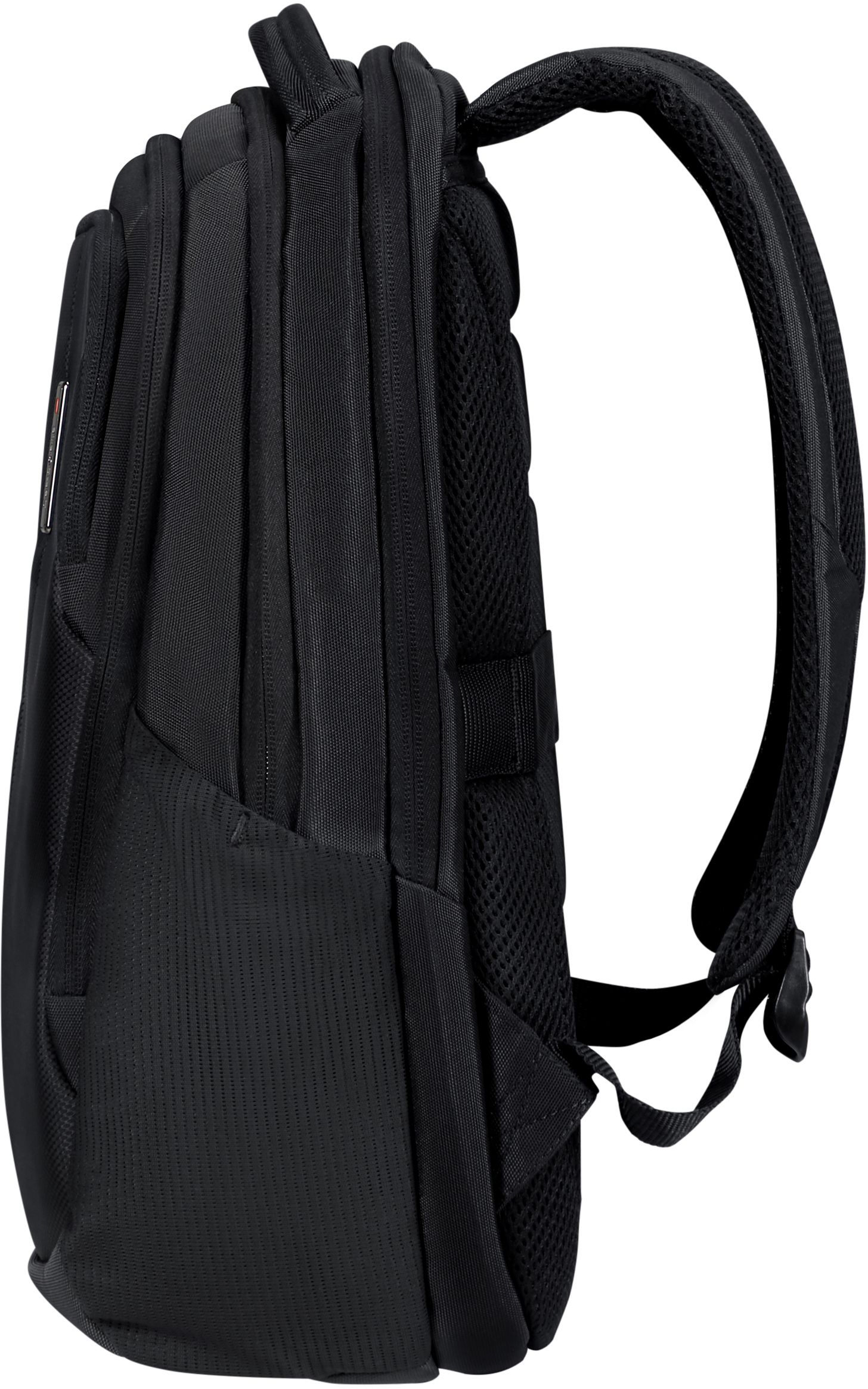 Schwarzer Rucksack von der Seite. Zeigt Form und Riemen.