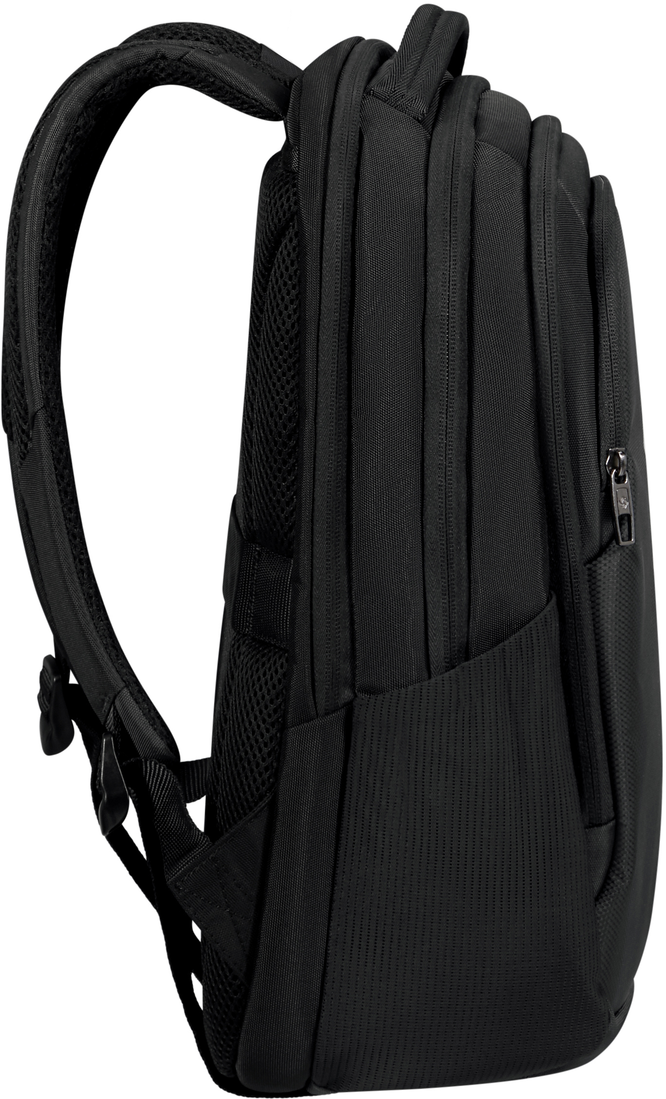 Schwarzer Rucksack im Profil, mit mehreren Taschen, Reißverschlüssen und einem geschwungenen Design.