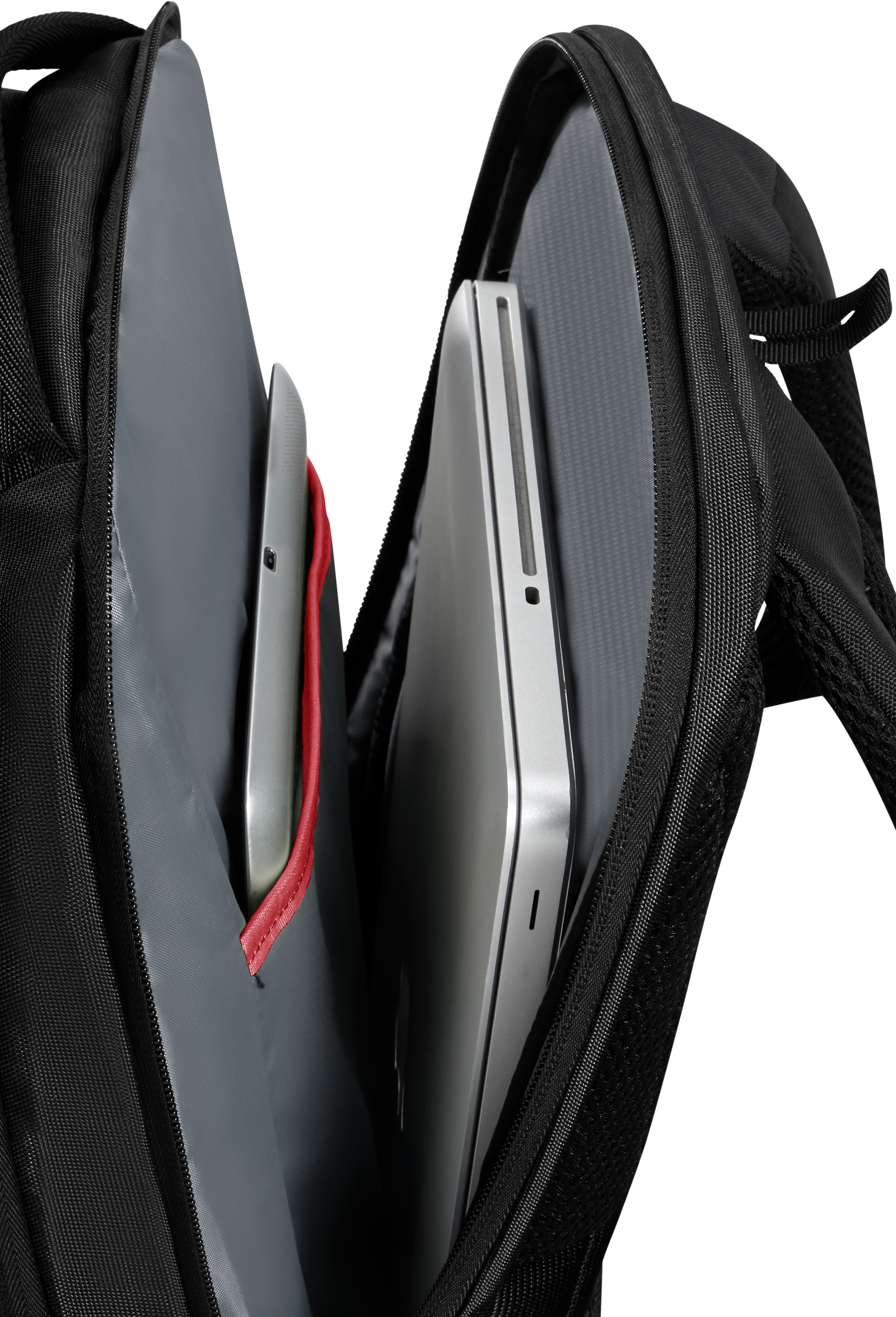 Offener Rucksack mit Laptop und Tablet in den Innenfächern.