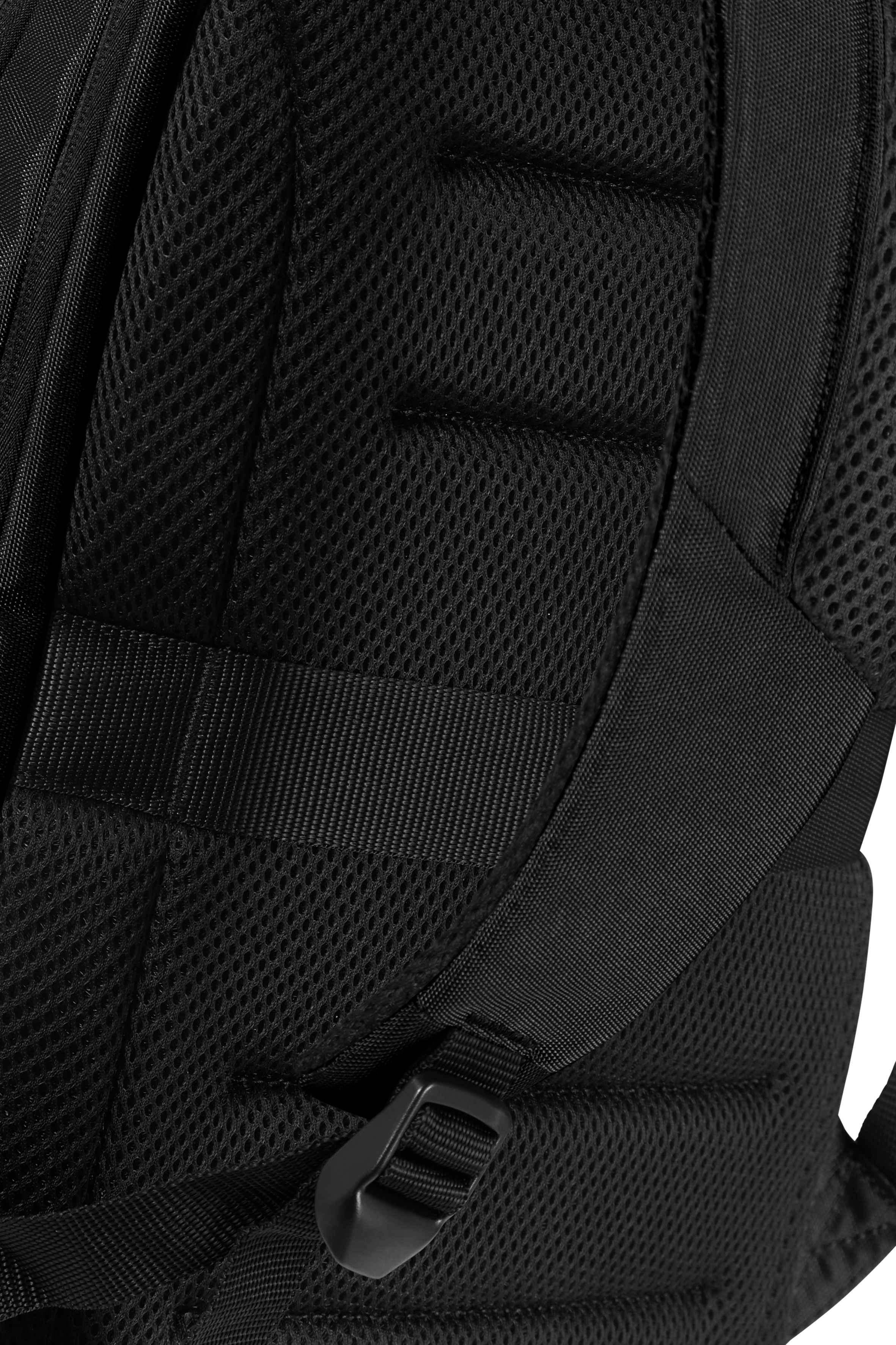 Nahaufnahme der Rückseite eines schwarzen Rucksacks. Die Rückseite hat ein Mesh-Material mit Riemen und einer Schnalle.