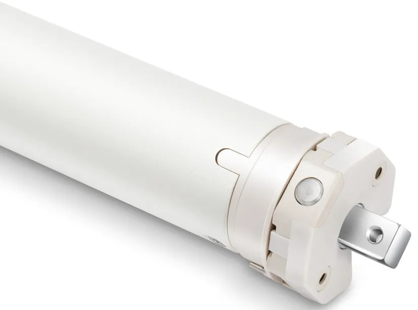 Zbliżenie białego silnika rolety z metalowym prętem.