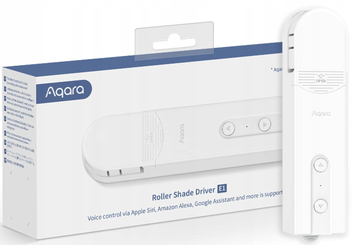 Białe pudełko i biały pilot. Pudełko ma tekst w wielu językach, pilot ma przyciski.