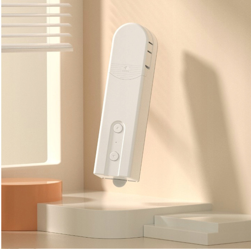 Białe urządzenie smart home z dwoma przyciskami, unoszące się w pobliżu ściany z oknem.