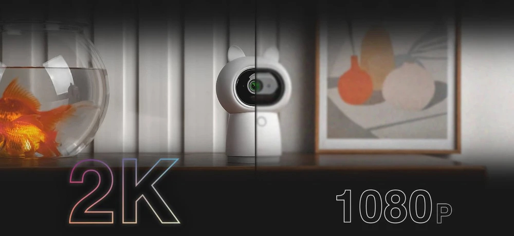 Inteligentna kamera bezpieczeństwa do domu. Pokazuje porównanie rozdzielczości 2K i 1080p. W tle akwarium ze złotą rybką.