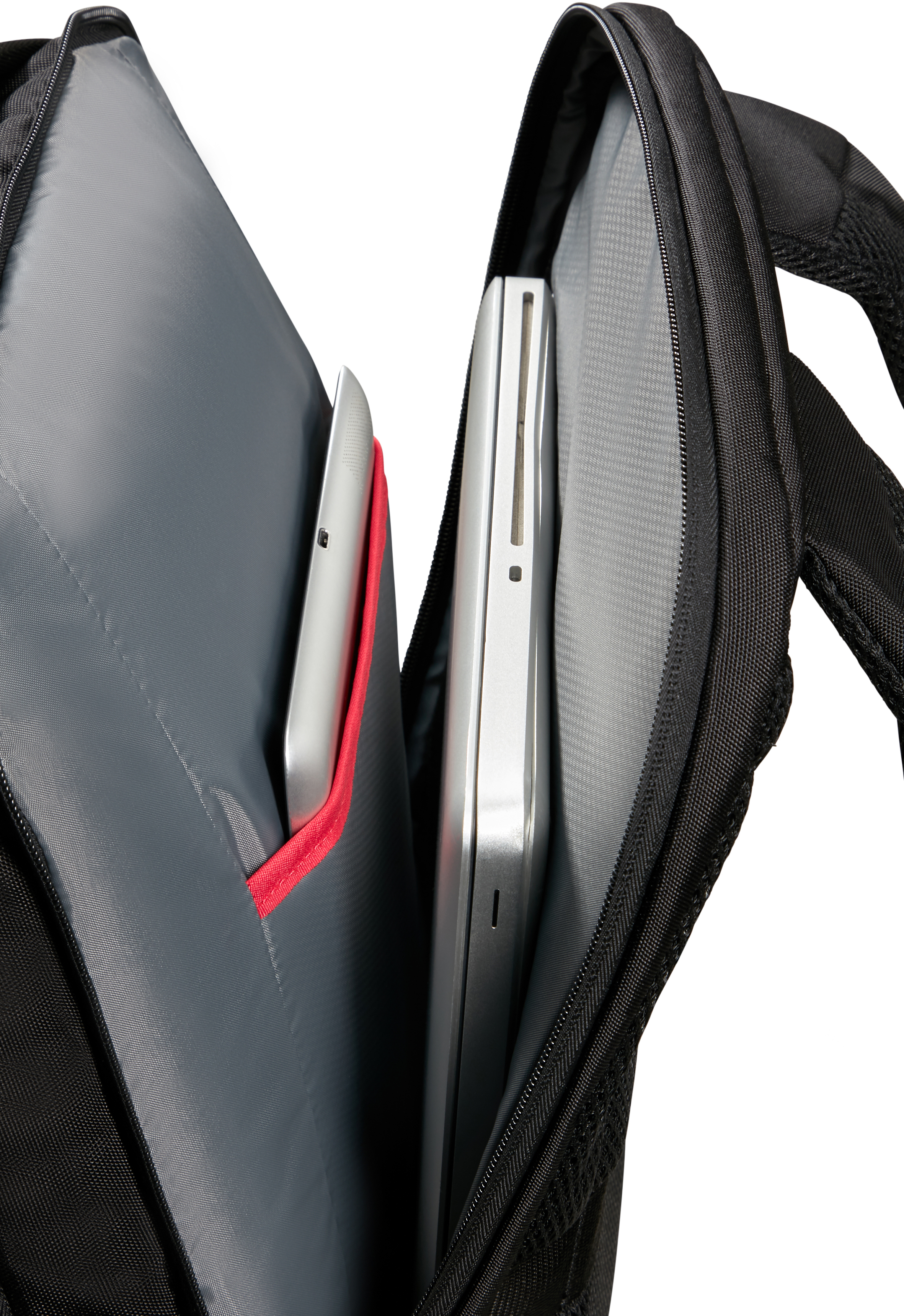 Schwarzer Rucksack offen, mit Tablet und Laptop.