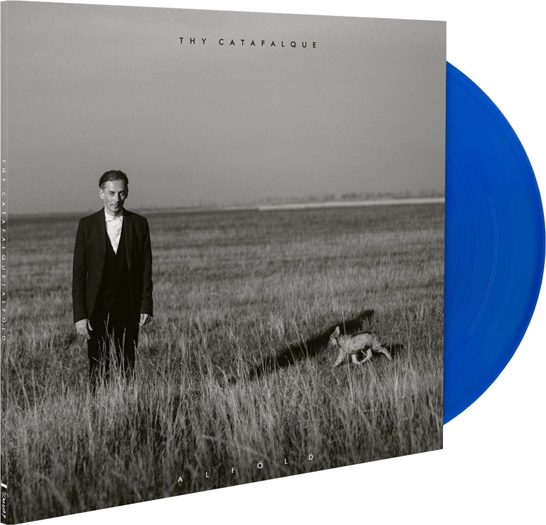 Öltönyös férfi áll a mezőn kutyával, kék vinyl.
