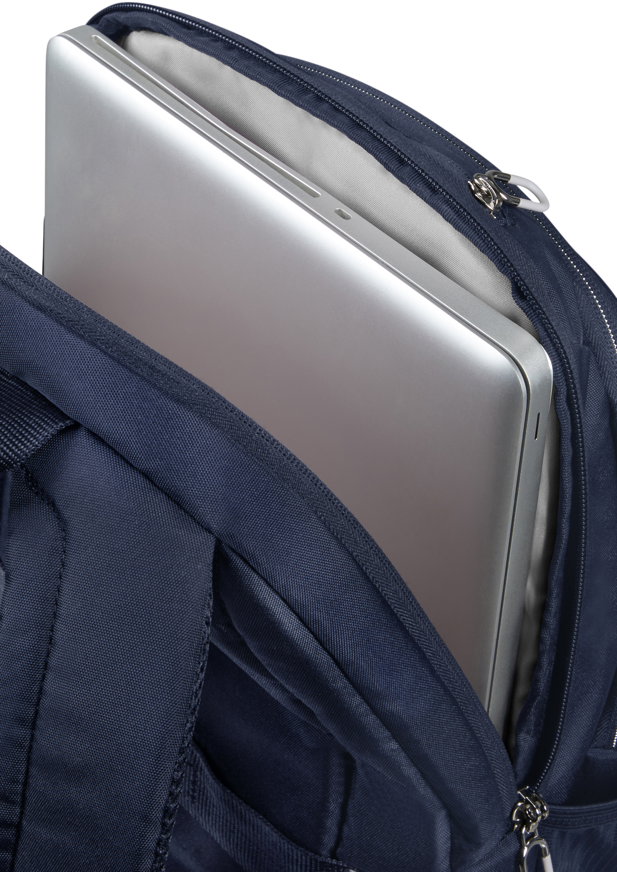 Ein silberner Laptop in einem Fach eines dunkelblauen Rucksacks.