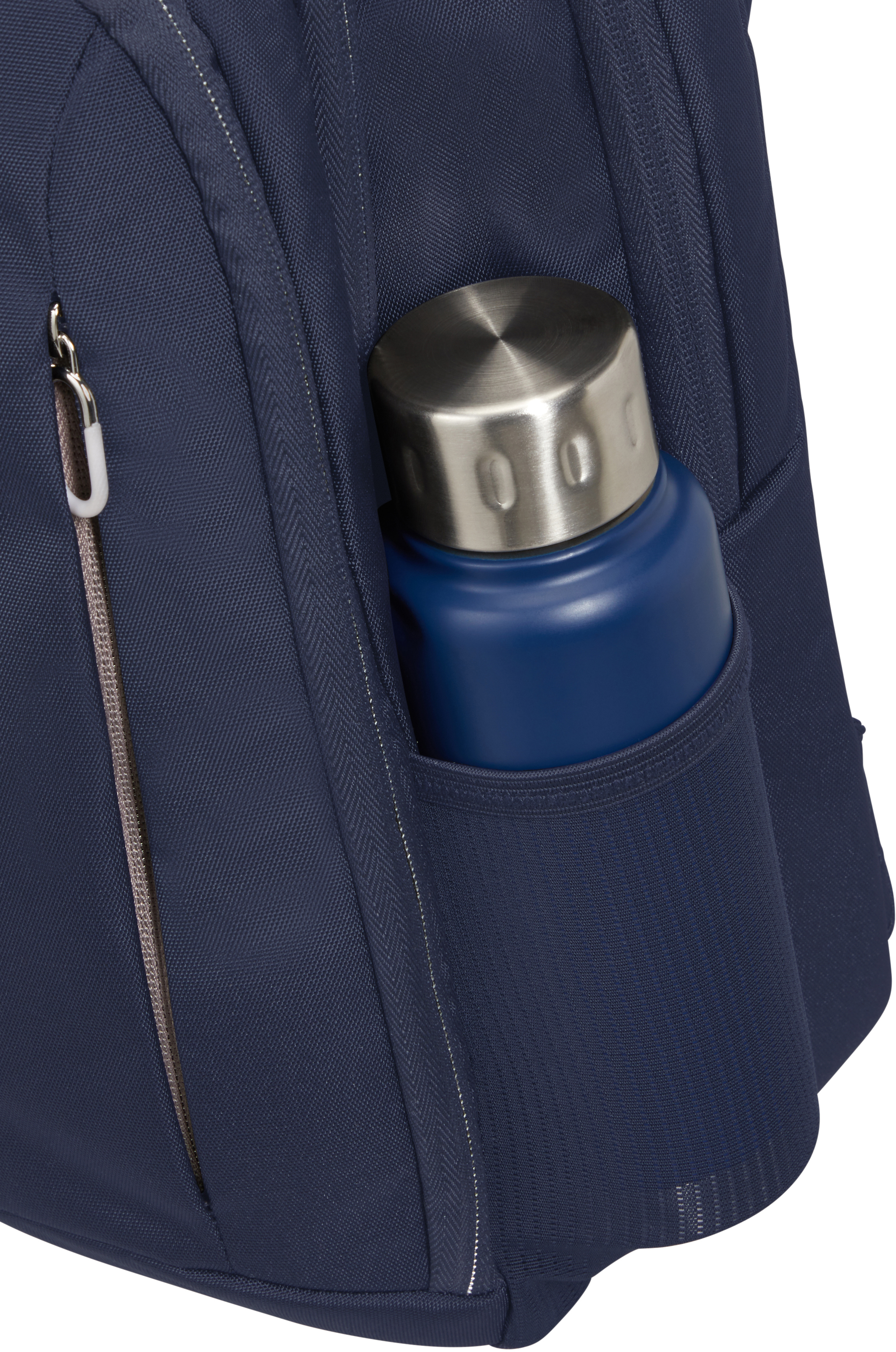 Ein dunkelblauer Rucksack mit einer Seitentasche, die eine blaue Wasserflasche enthält, silberner Reißverschluss sichtbar.
